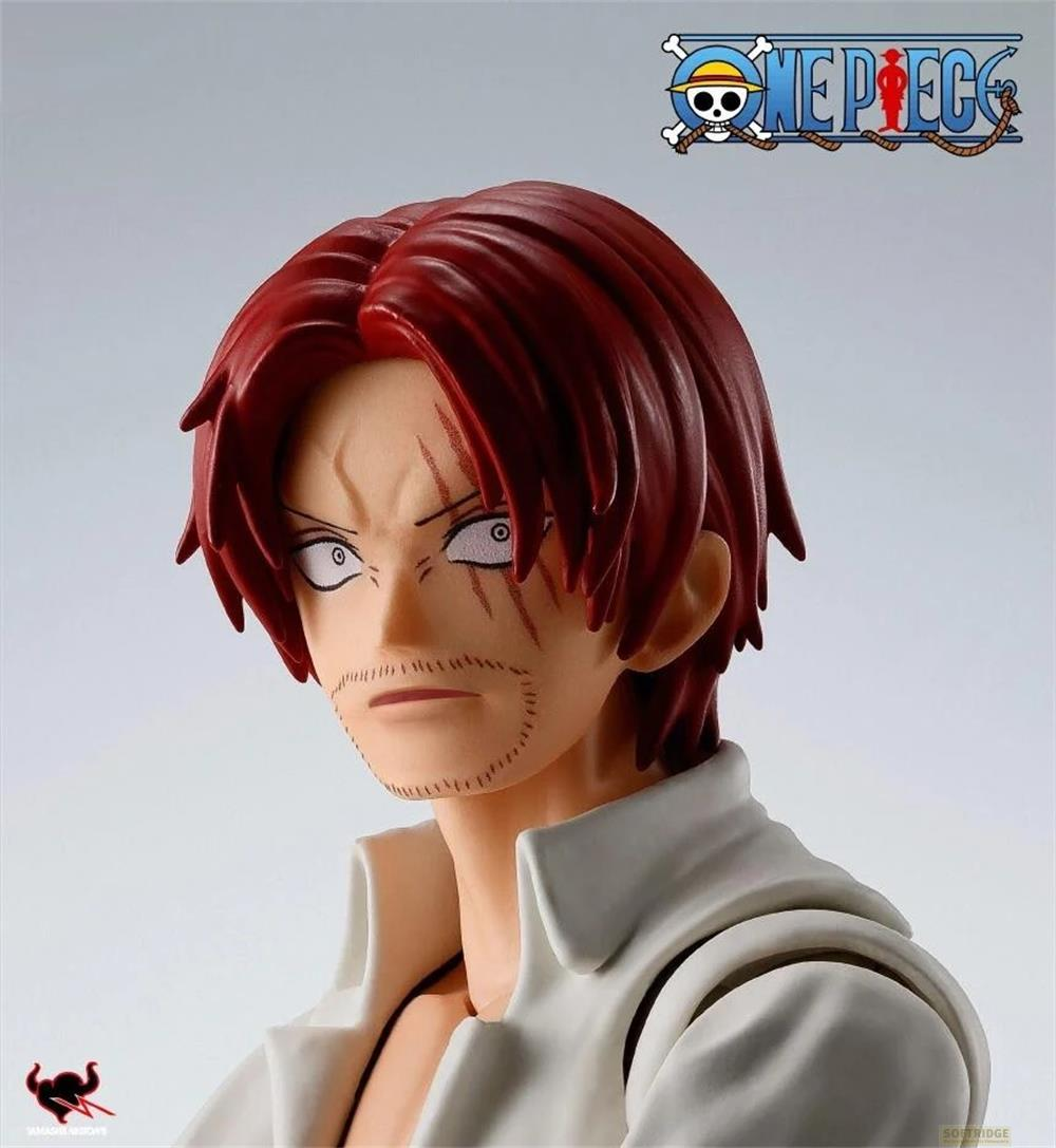 Una figura de anime con pelo rojo y cicatrices faciales, vistiendo una camisa blanca.