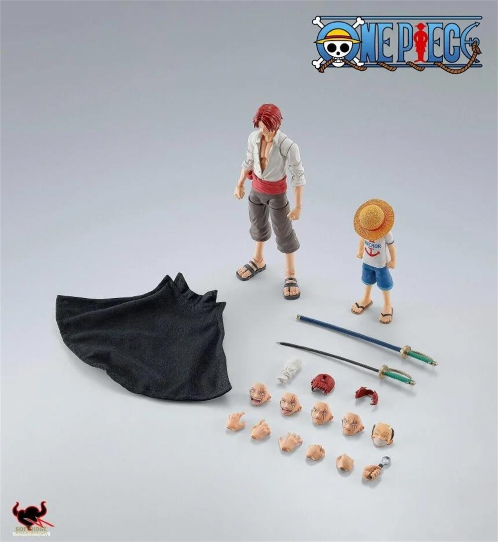 Shanks y un joven Luffy con accesorios, incluyendo capa negra y espadas.