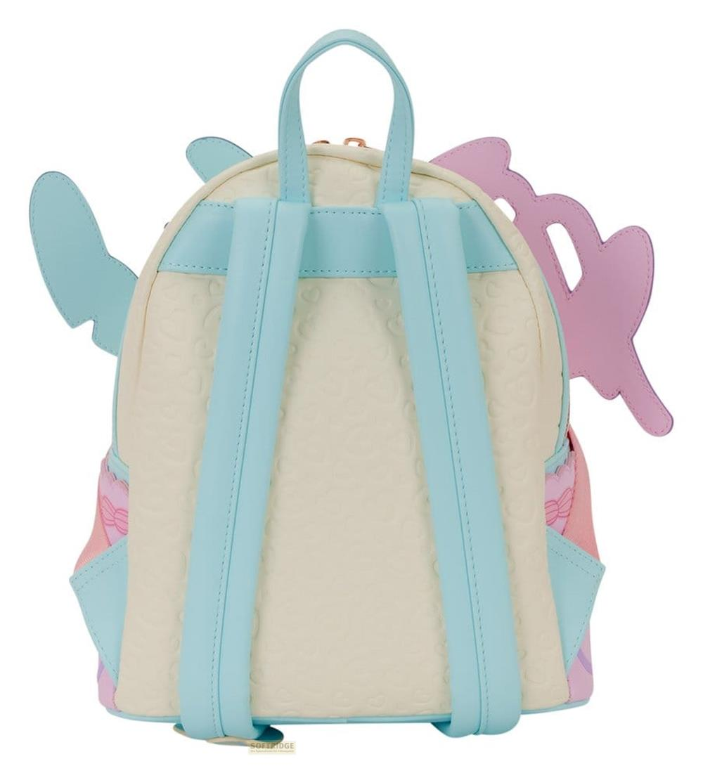 Una mochila color crema con correas azules, alas y detalles rosas.