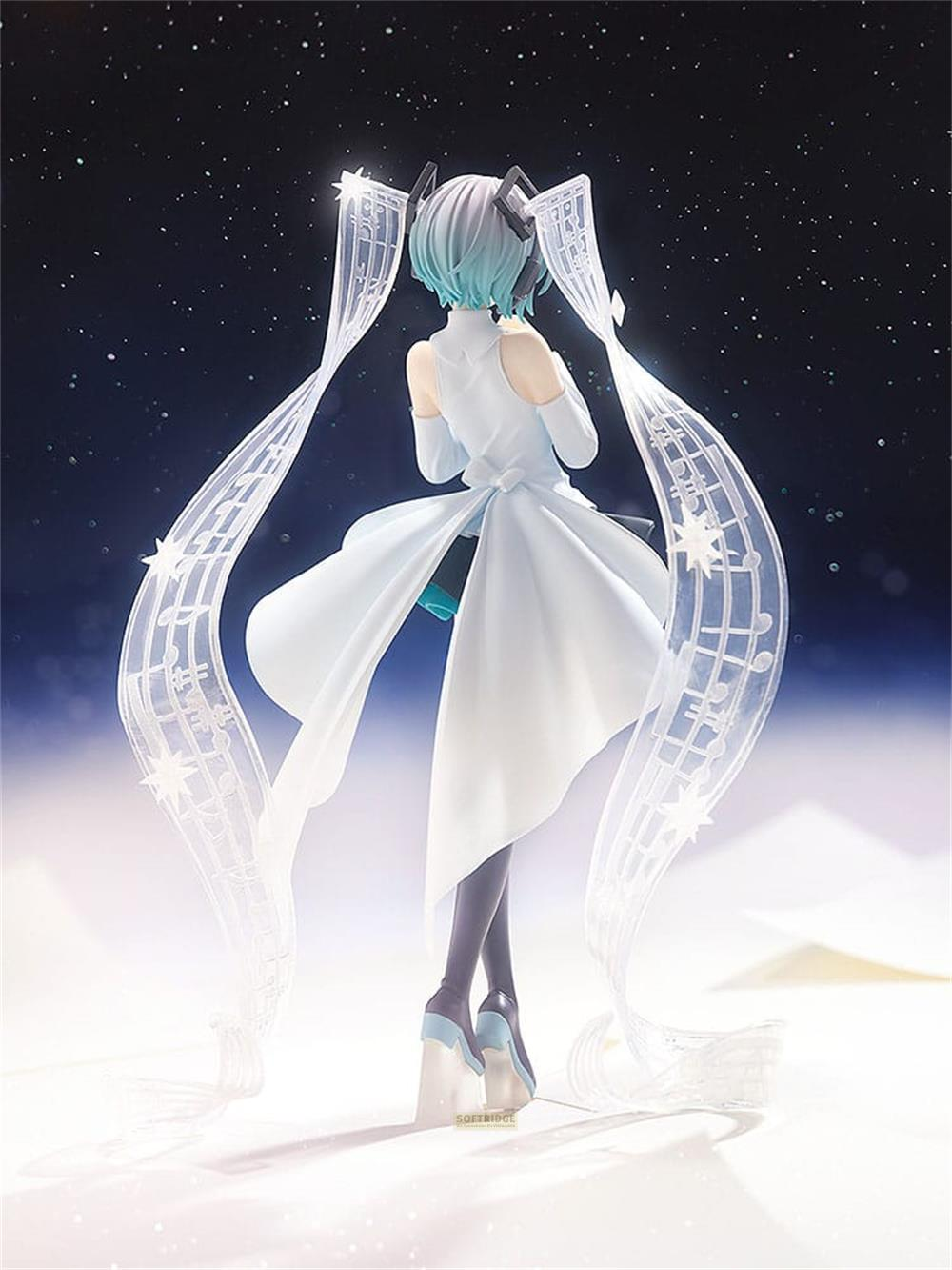 Eine Figur im weißen Kleid vor einem Sternenhimmel.