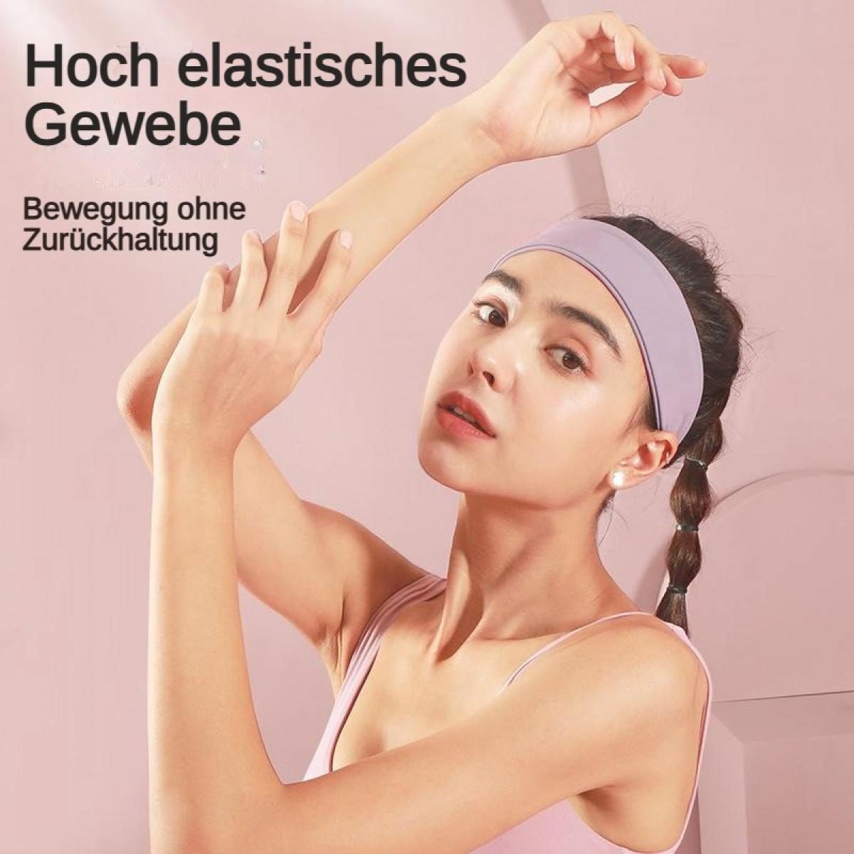 Eine Frau mit Stirnband hebt die Arme vor einem rosafarbenen Hintergrund.