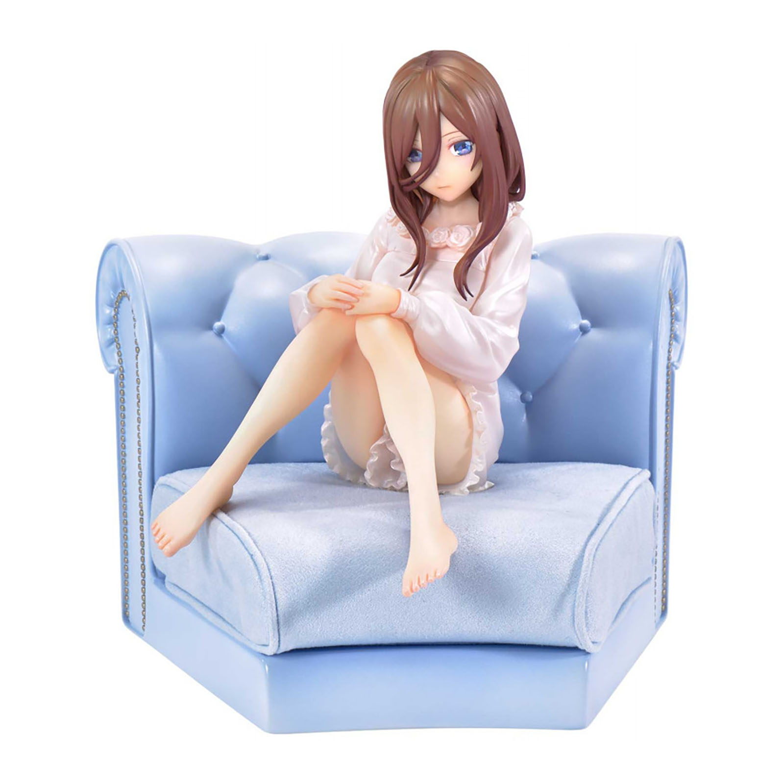 Anime-Figur eines Mädchens in Nachtwäsche sitzt auf einem blauen Sofa.