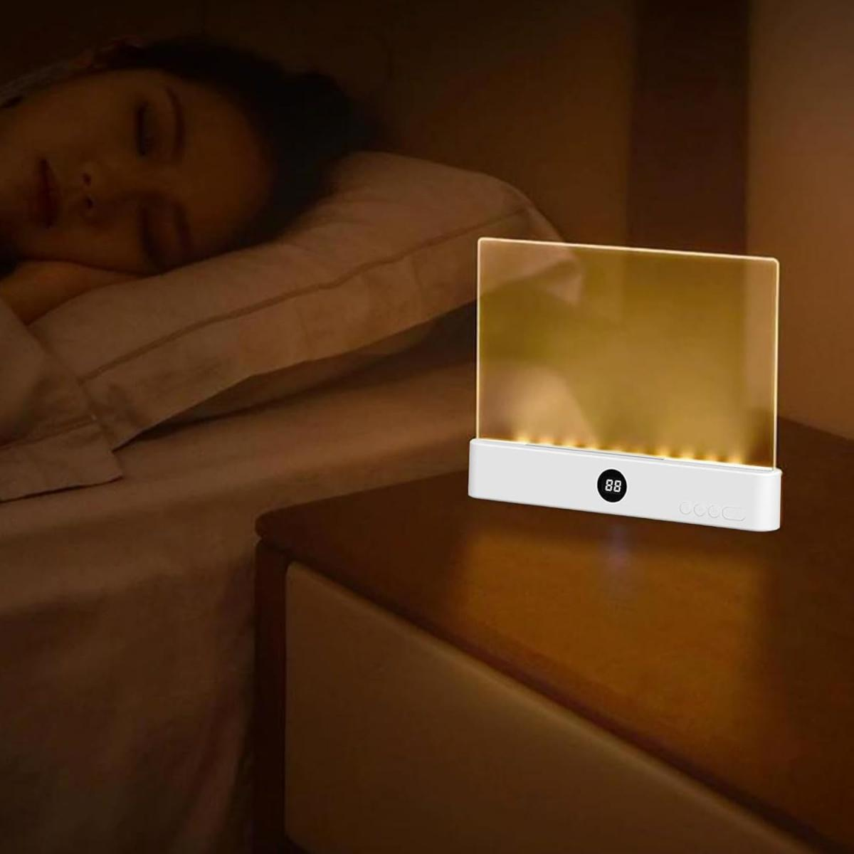 Eine Frau schläft im Bett, neben ihr ein Nachttisch mit einer Lampe.