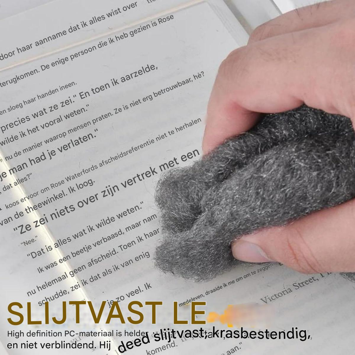 Ein Finger hält ein Wollknäuel aus Stahlwolle über aufgeschlagenem Text.