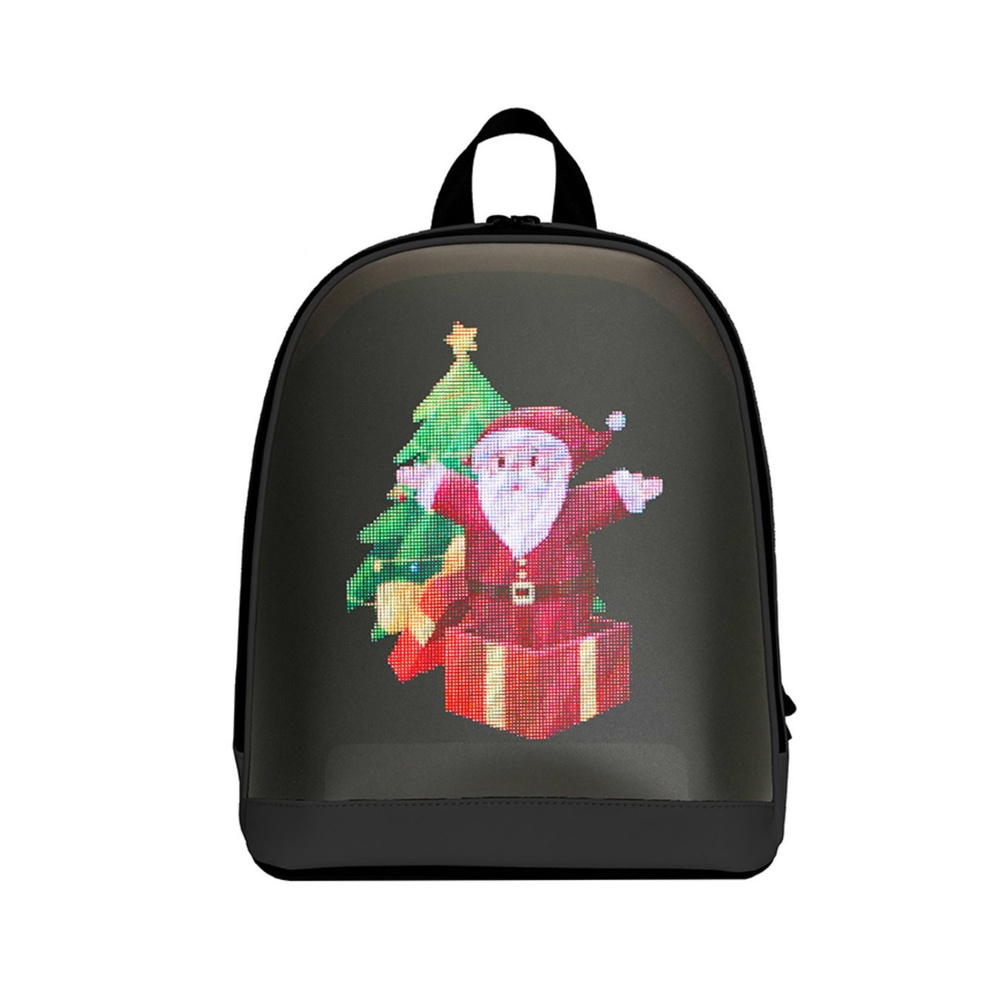 Bir ağacın yanında hediye üzerinde parlayan Noel Baba'nın olduğu sırt çantası.