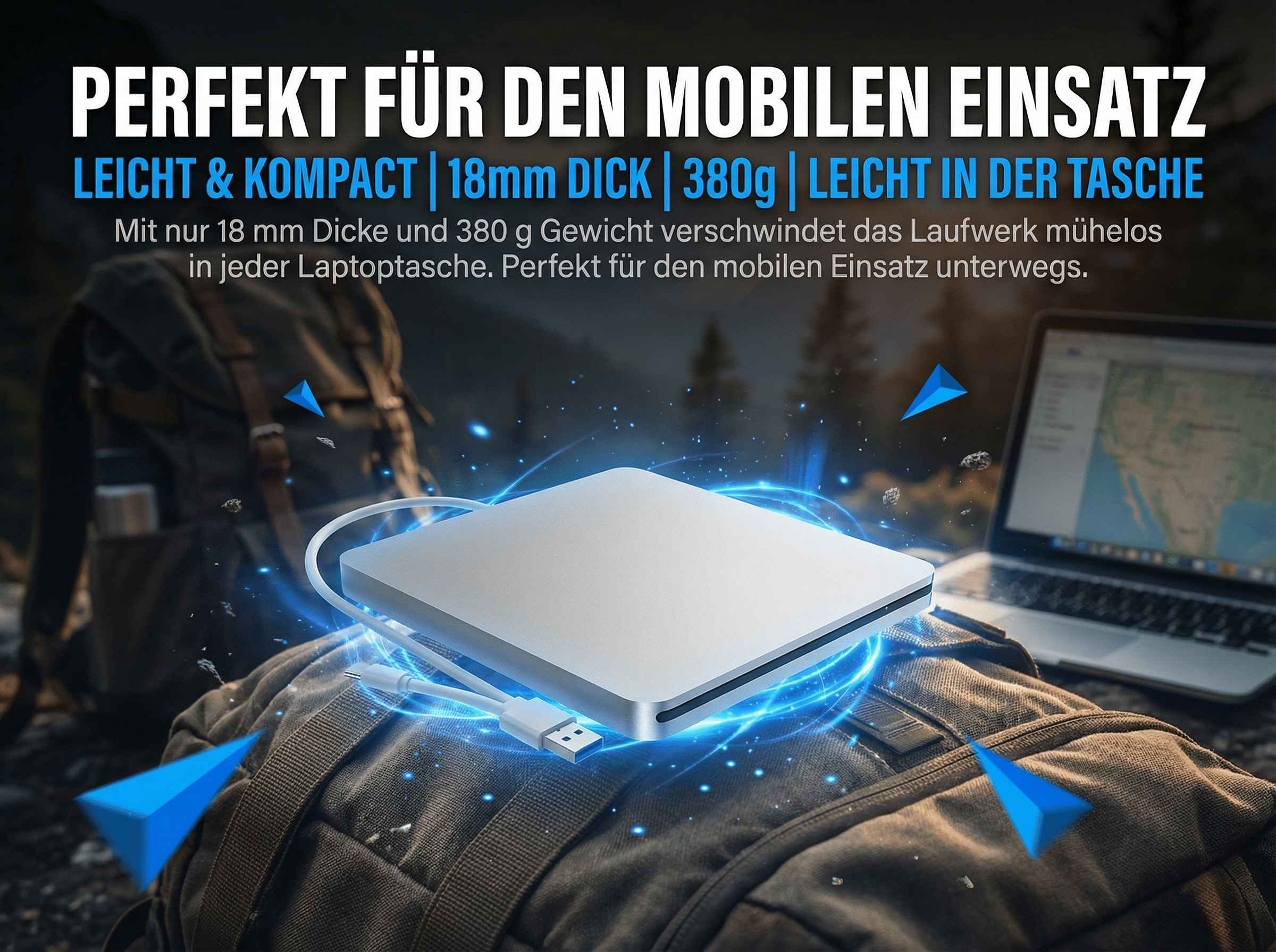 Ein schlanker externer CD-Player liegt auf einem Rucksack neben einem Laptop.