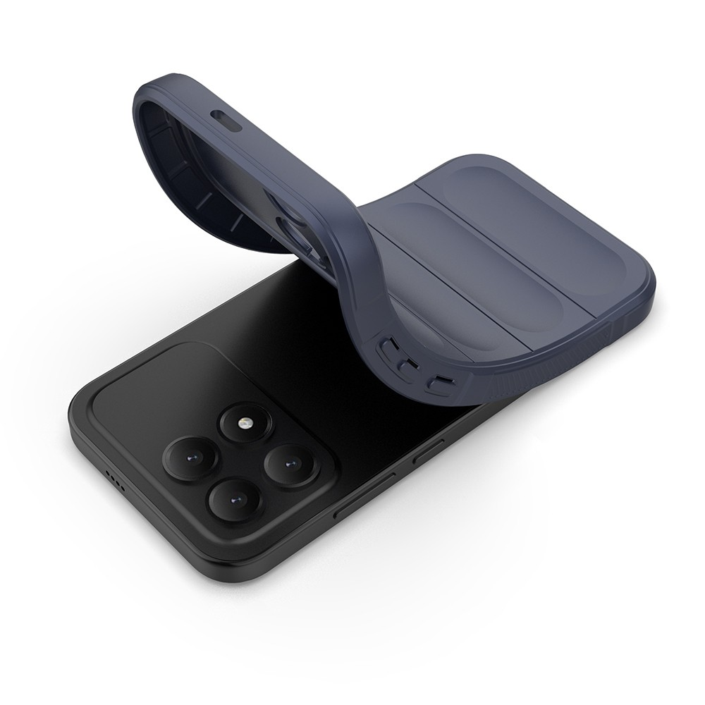 Dört kameralı siyah akıllı telefon üzerinde koyu gri telefon kılıfı.