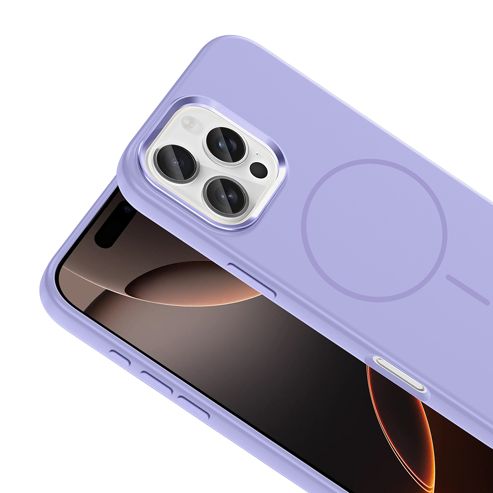 Üç kameralı bir akıllı telefon üzerinde mor renkli telefon kılıfı.