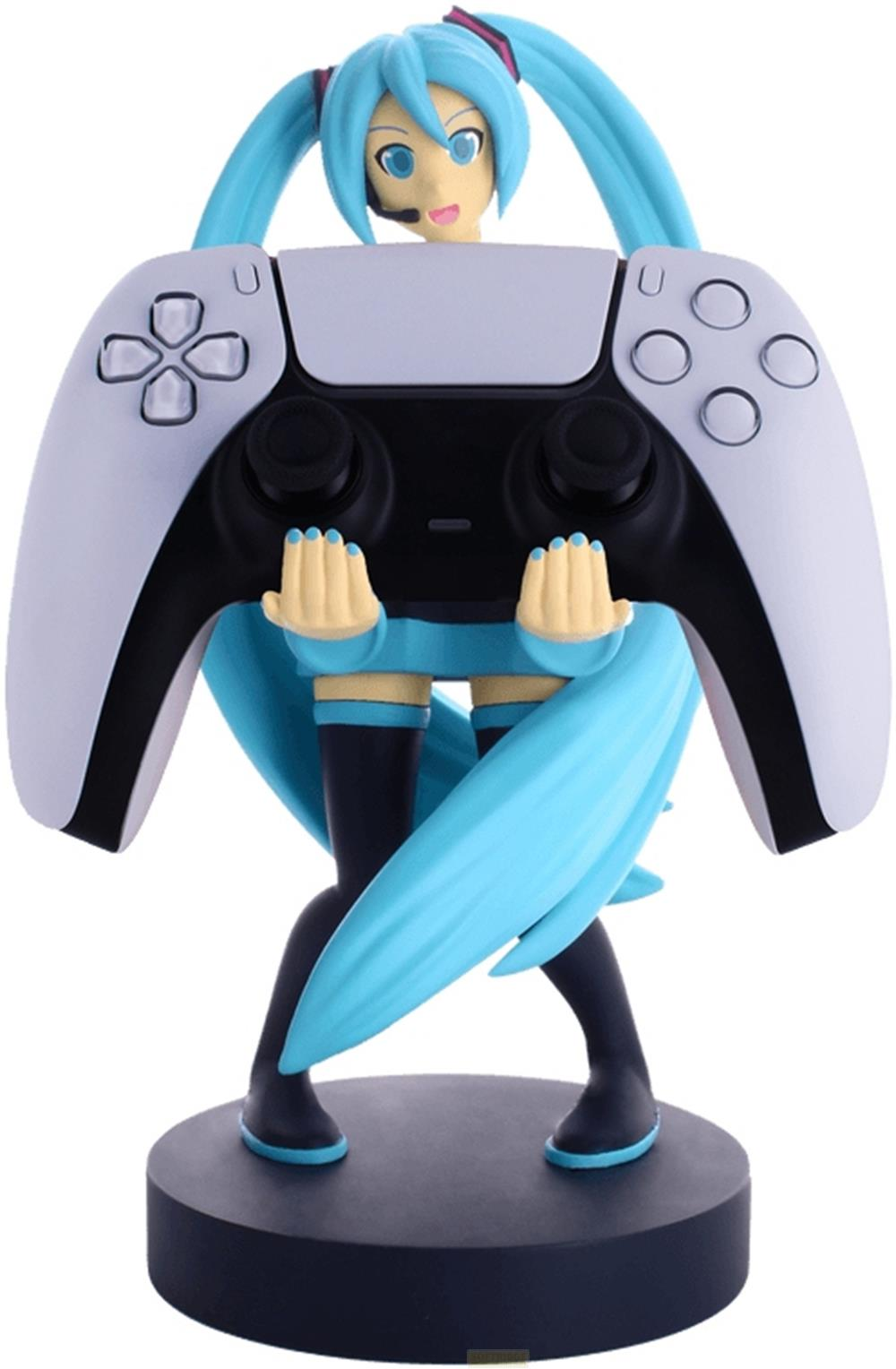 Una figura dai capelli blu tiene un controller bianco e nero. Si erge su una base nera.