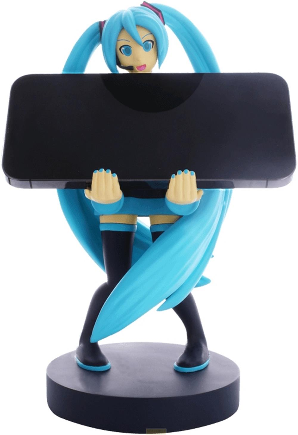 Una figura anime con capelli blu tiene un oggetto rettangolare nero.