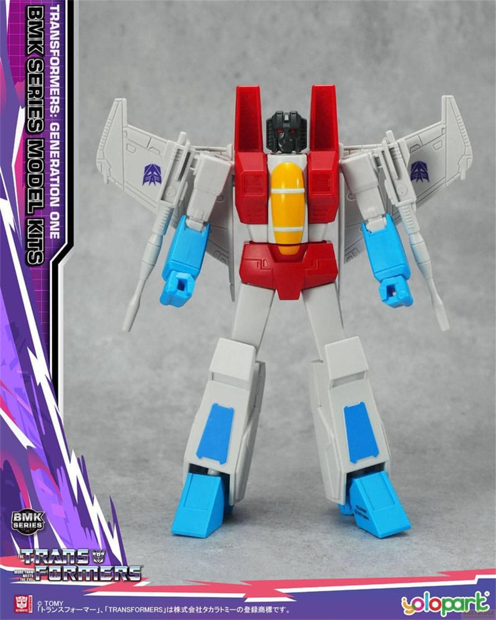 Un jouet robot blanc et rouge avec des accents bleus et des ailes.