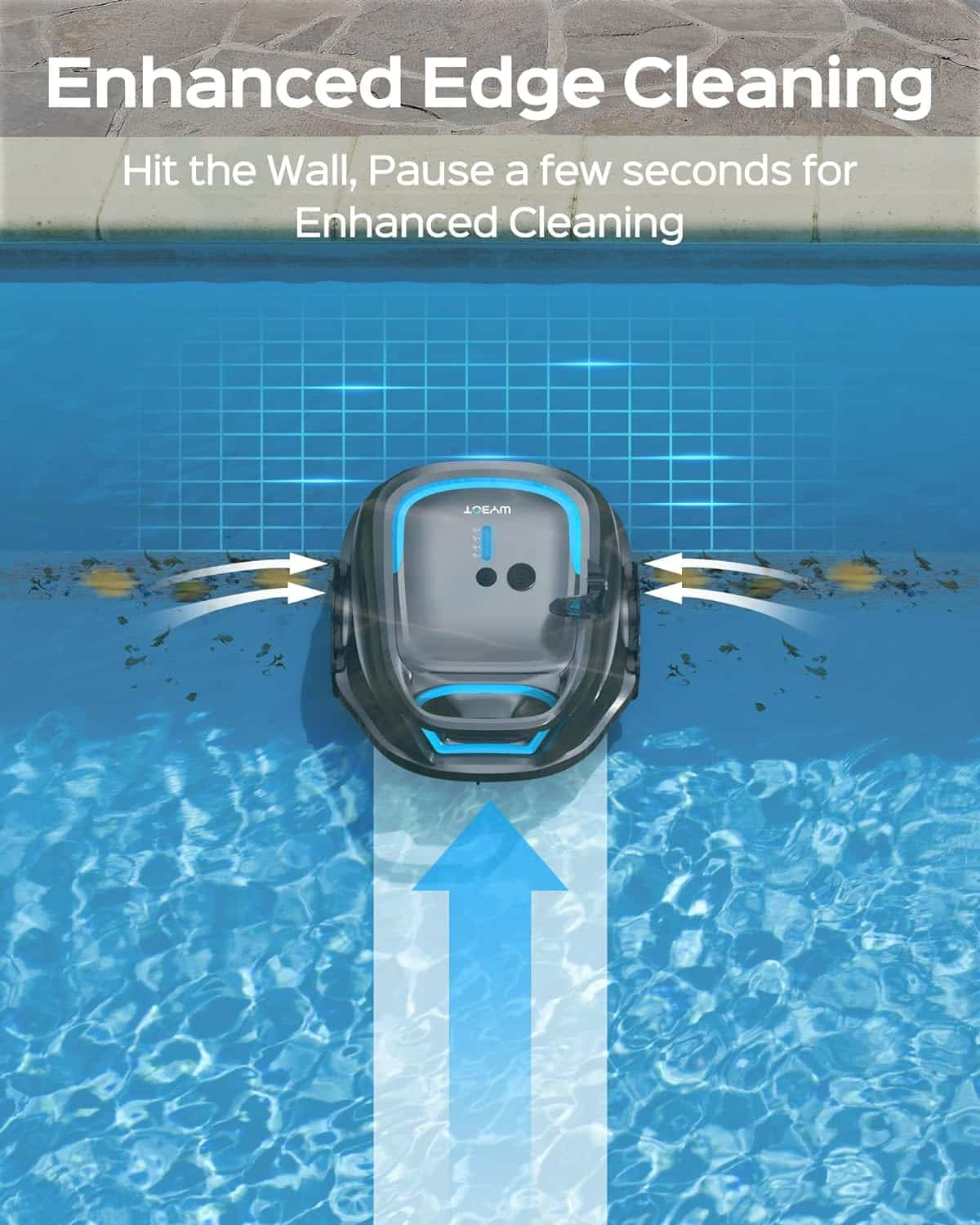 Un robot pulitore con luce blu pulisce il fondo della piscina, raccogliendo foglie.