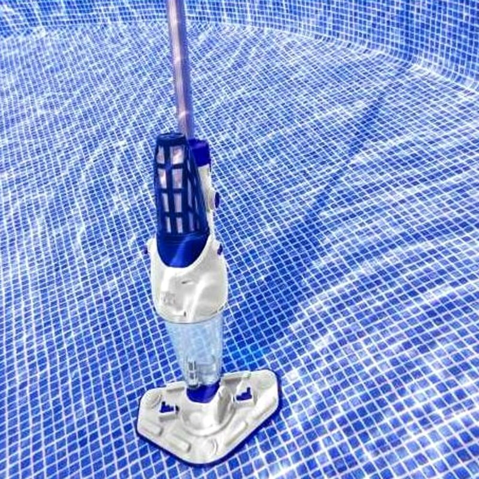 Un limpiador de piscina azul con mango blanco descansa en el fondo azul.