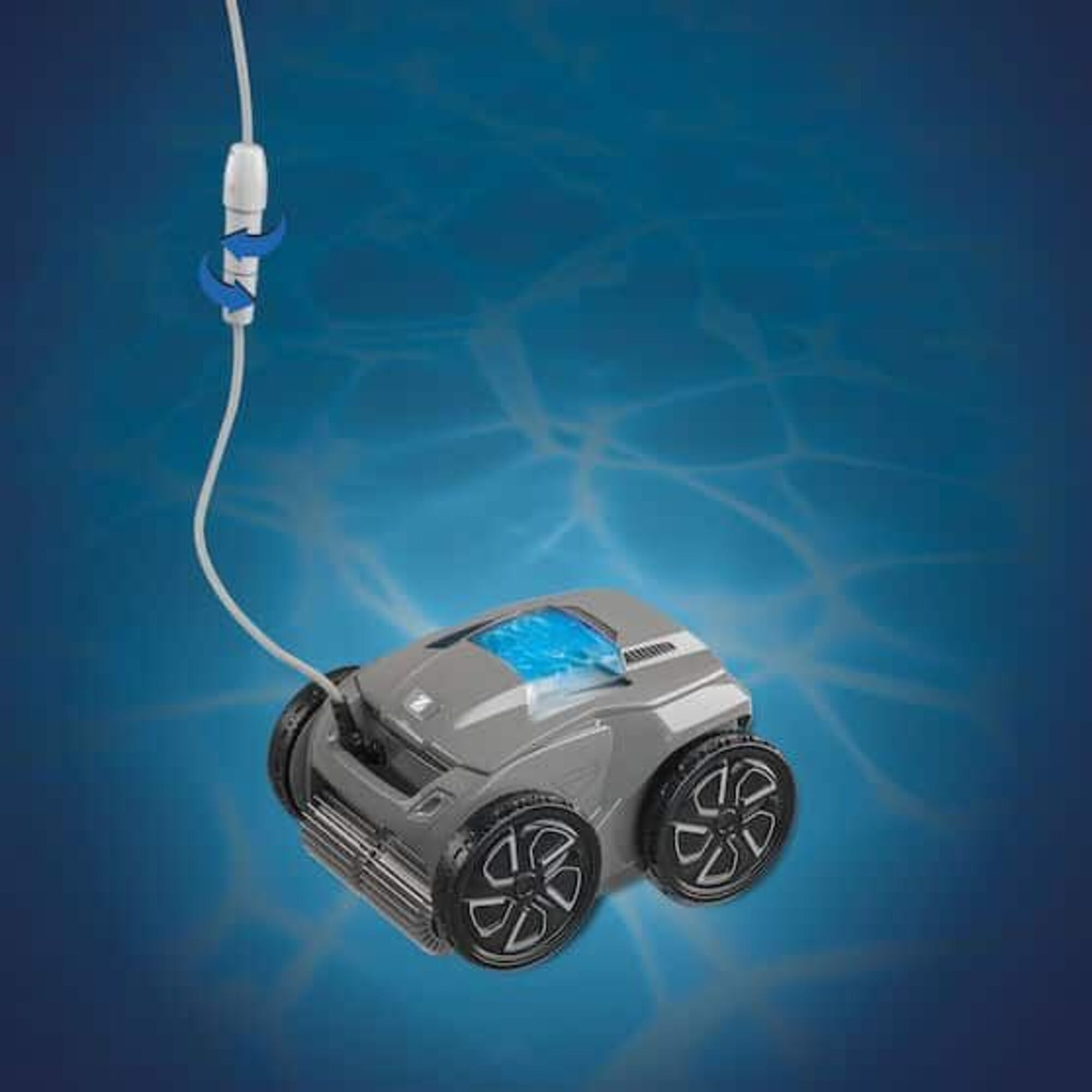 Robot limpiador de piscinas gris con ruedas y cable sobre fondo azul.