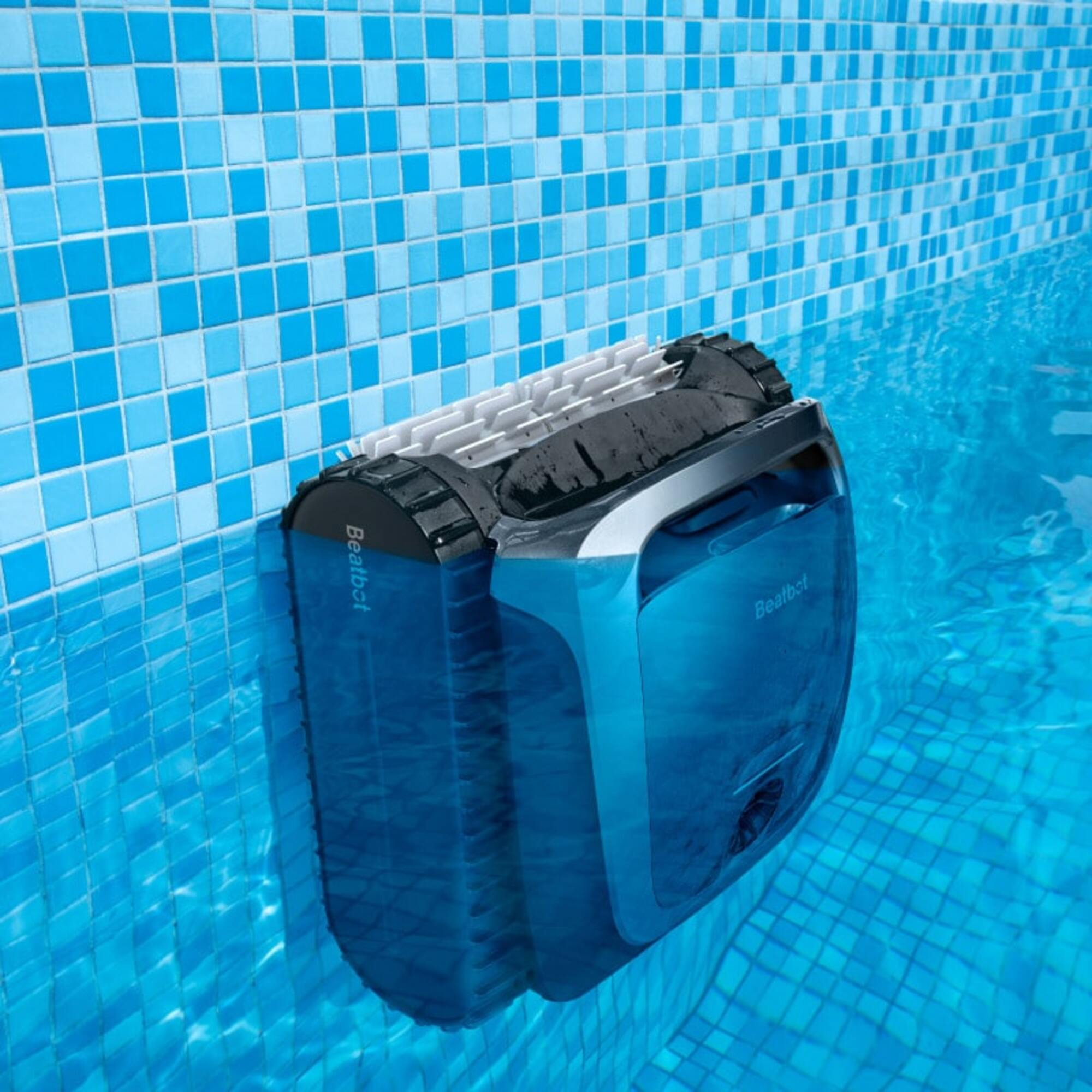 Ein blauer Poolroboter reinigt die geflieste Poolwand.