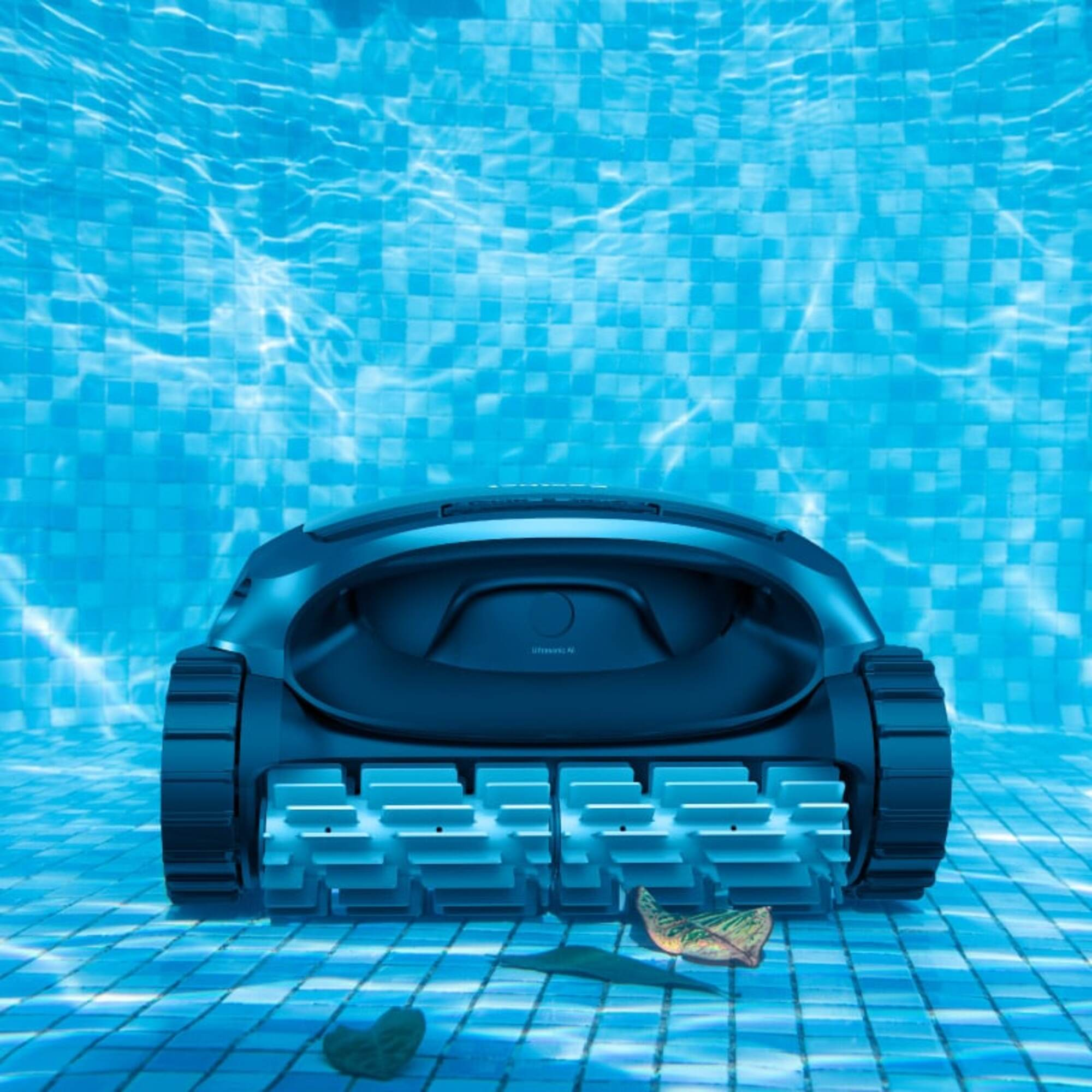 Ein Poolreiniger auf blau gekachelten Boden unter Wasser.