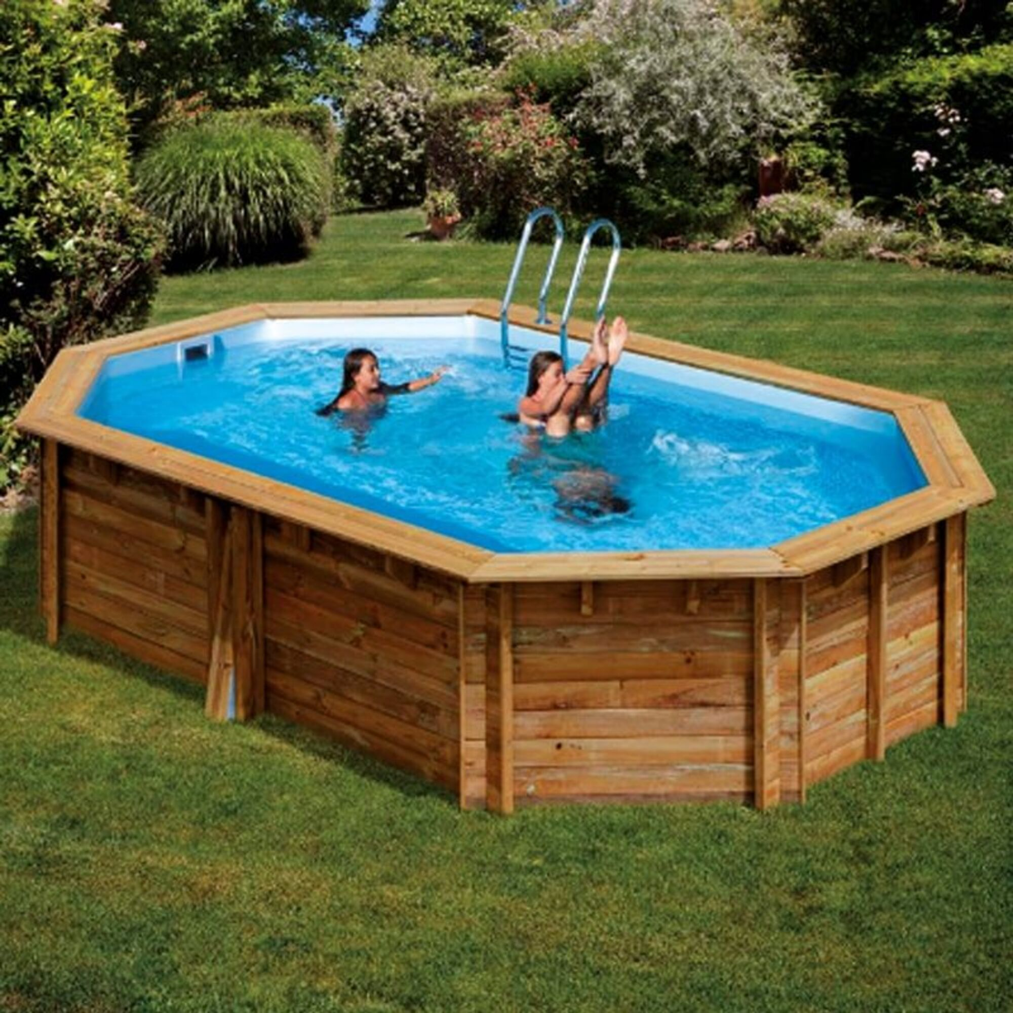 Piscina de madera con escaleras y niños jugando en agua azul.