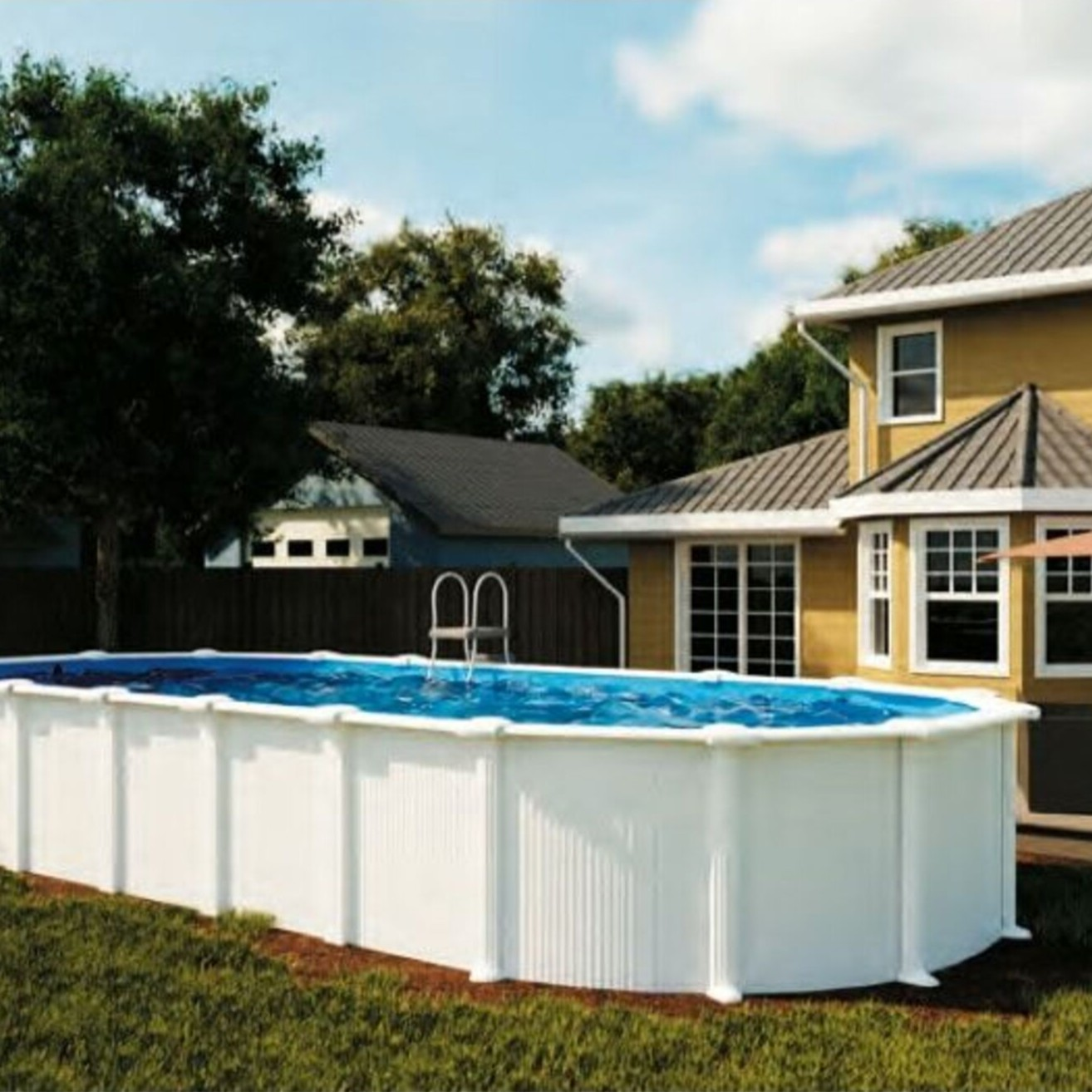 Una piscina ovalada grande con escalera se sitúa sobre césped verde junto a una casa amarilla.