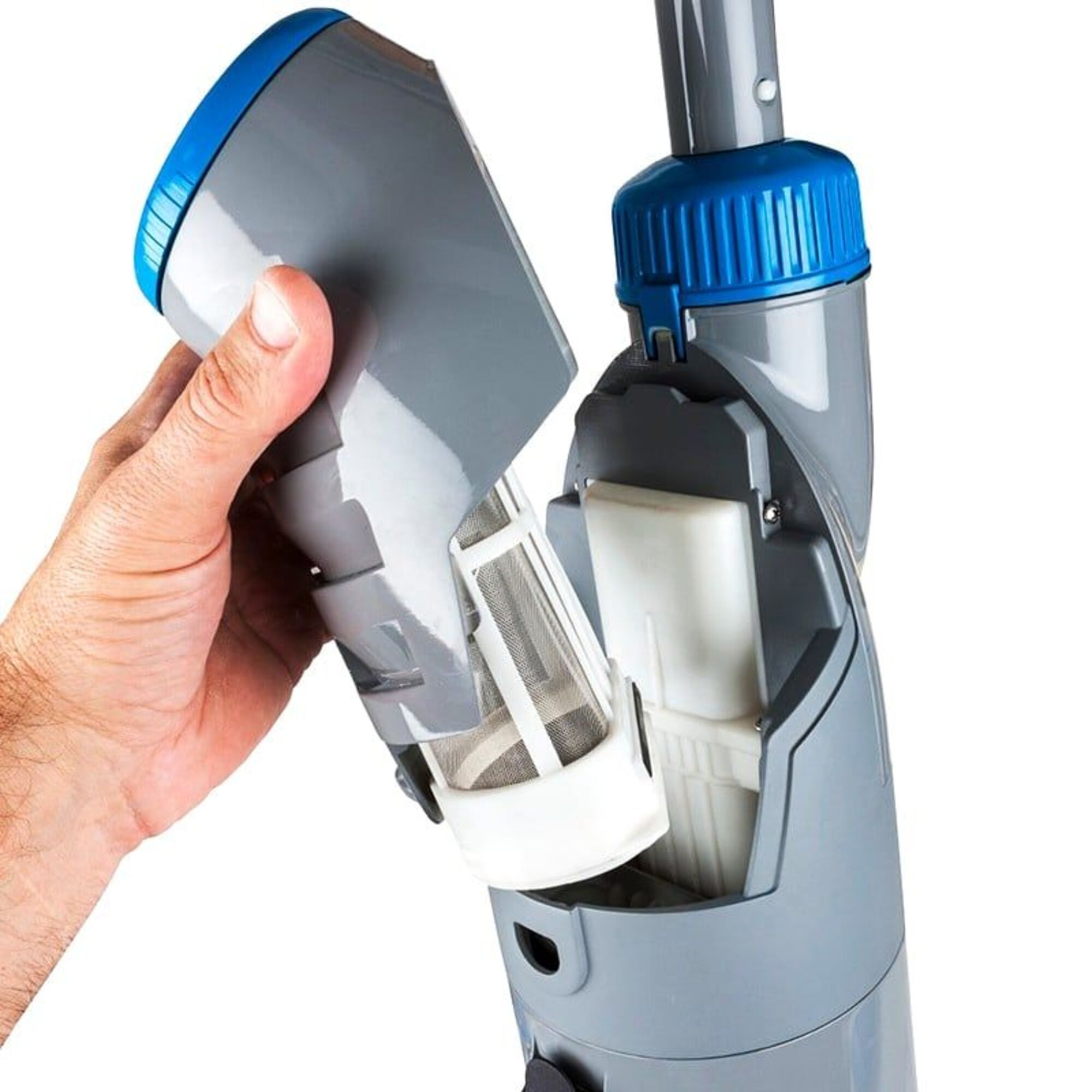 Una mano sostiene un recipiente gris con tapa azul, que contiene un filtro.