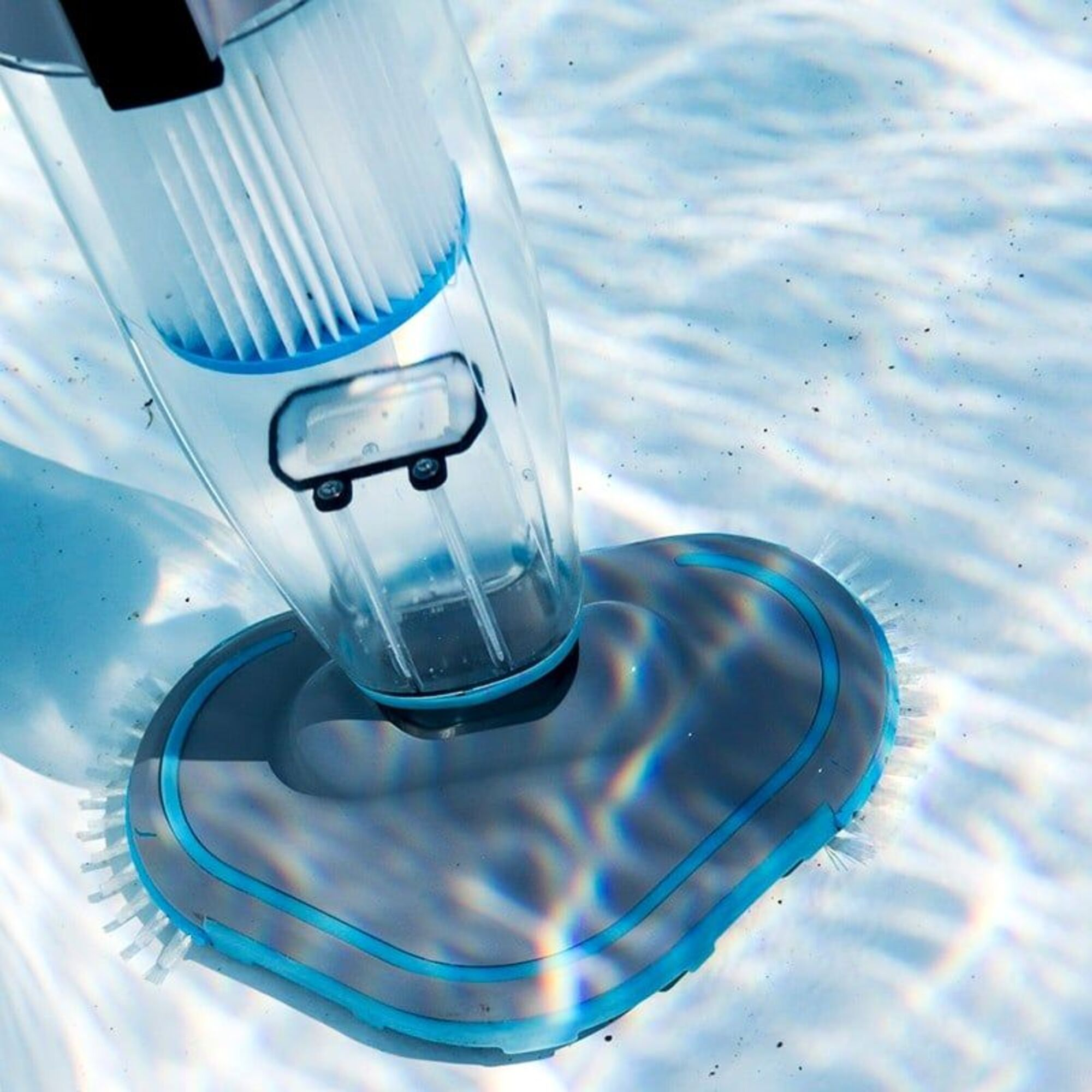 Un limpiador de piscina con depósito transparente y borde azul.