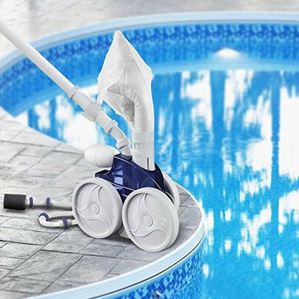 Un limpiador de piscina azul con manguera blanca y bolsa en el borde.