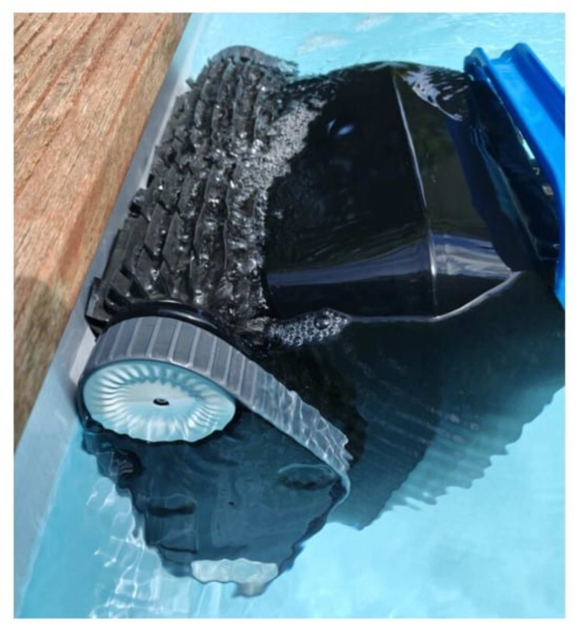 Un robot de piscina negro con ruedas en agua azul.