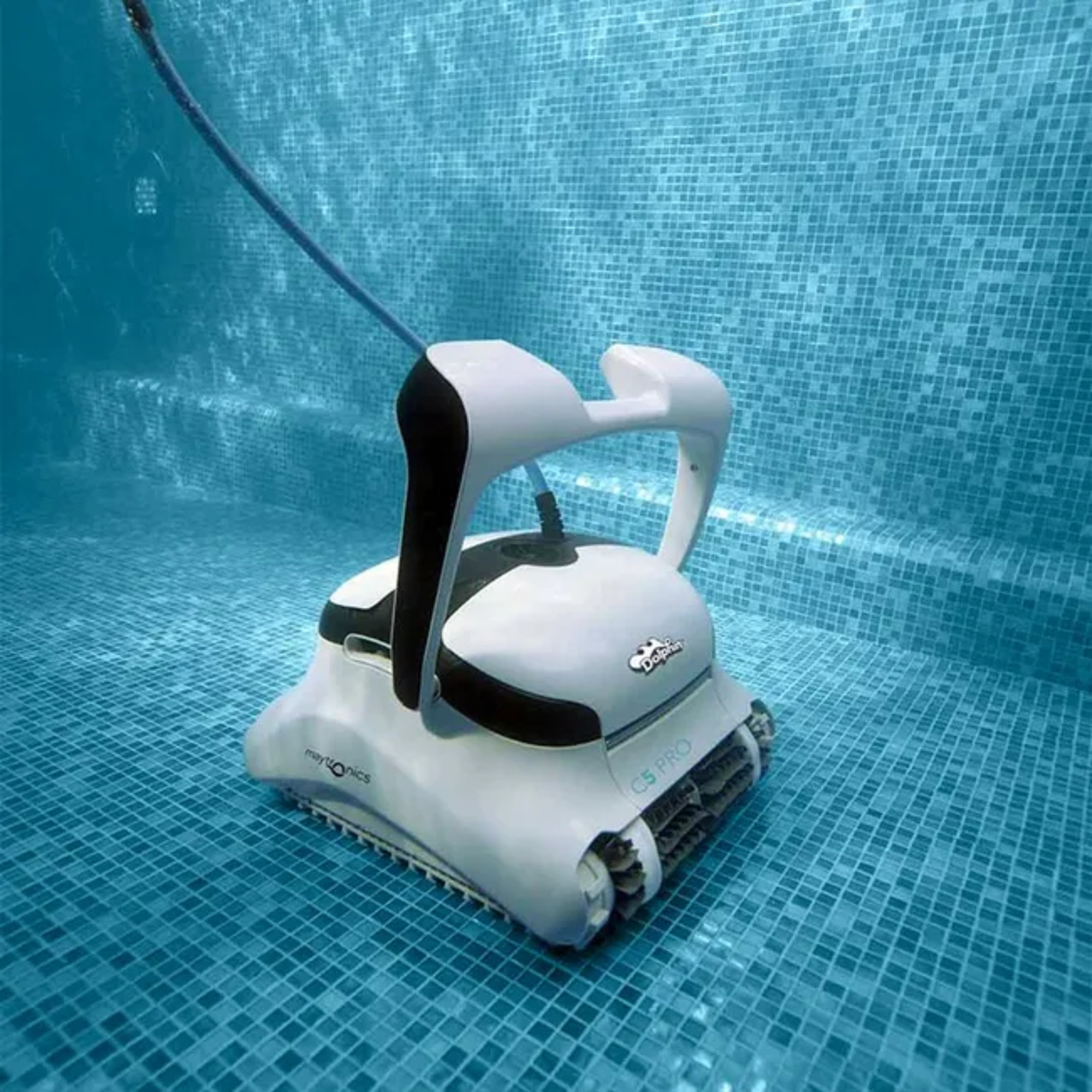 Un robot de piscina blanco con cable azul flota sobre fondo de baldosas azules.