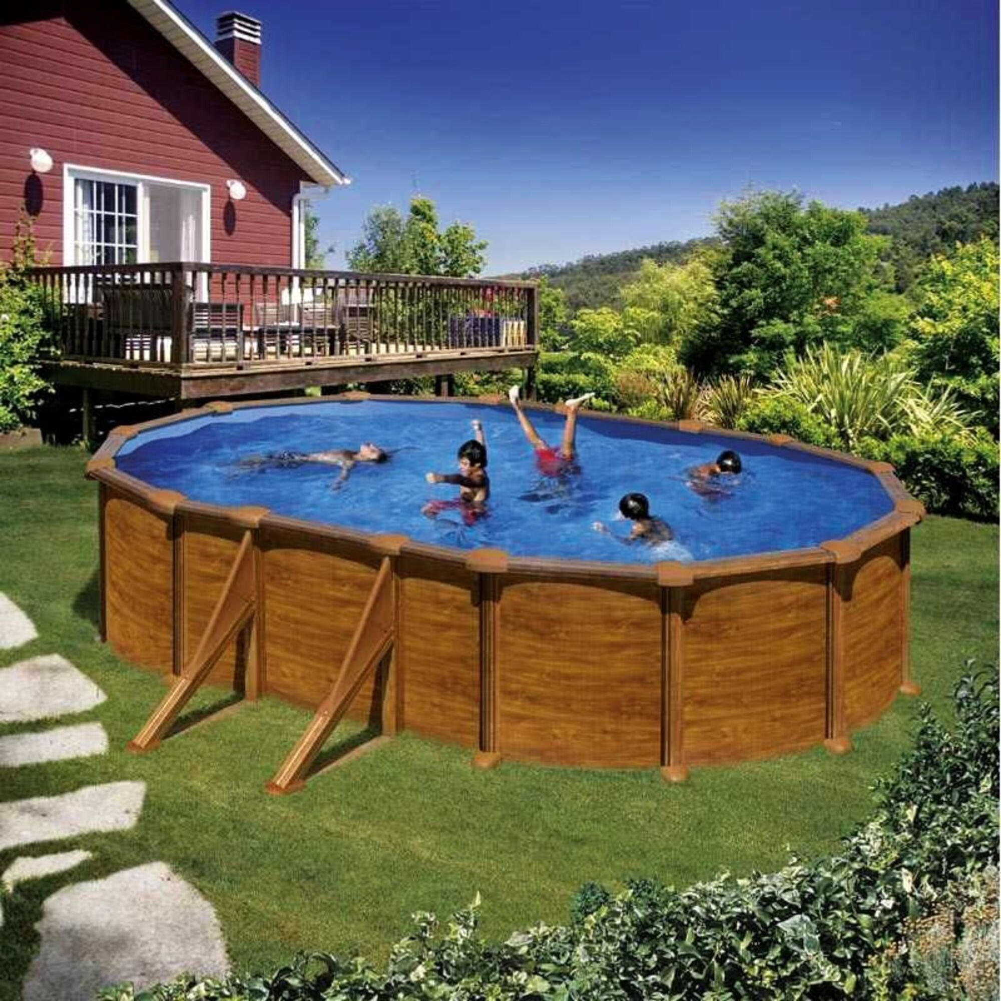 Los niños chapotean en una piscina ovalada con revestimiento de madera.