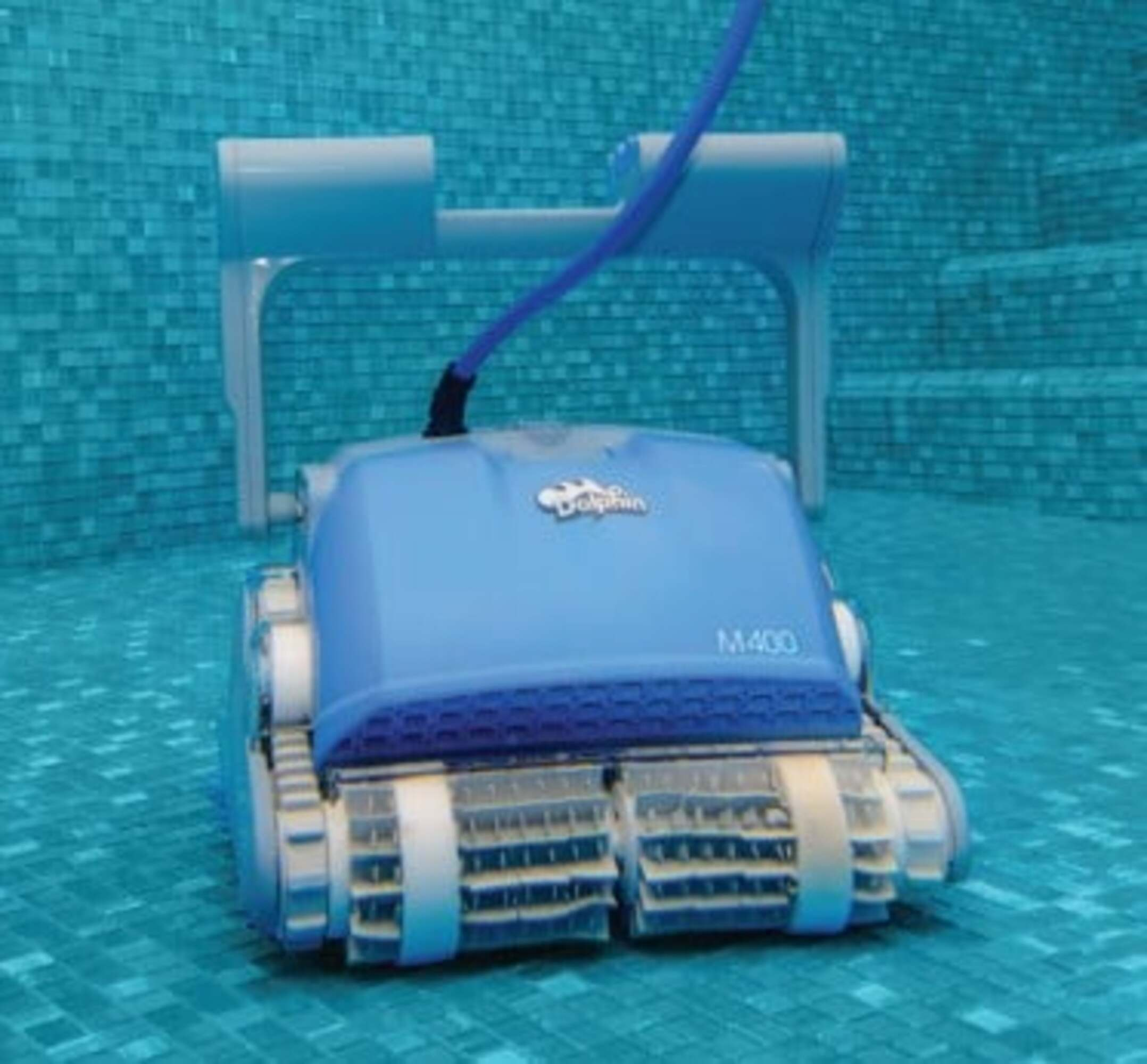 Un limpiador de piscina azul Dolphin M400 flota en la piscina.