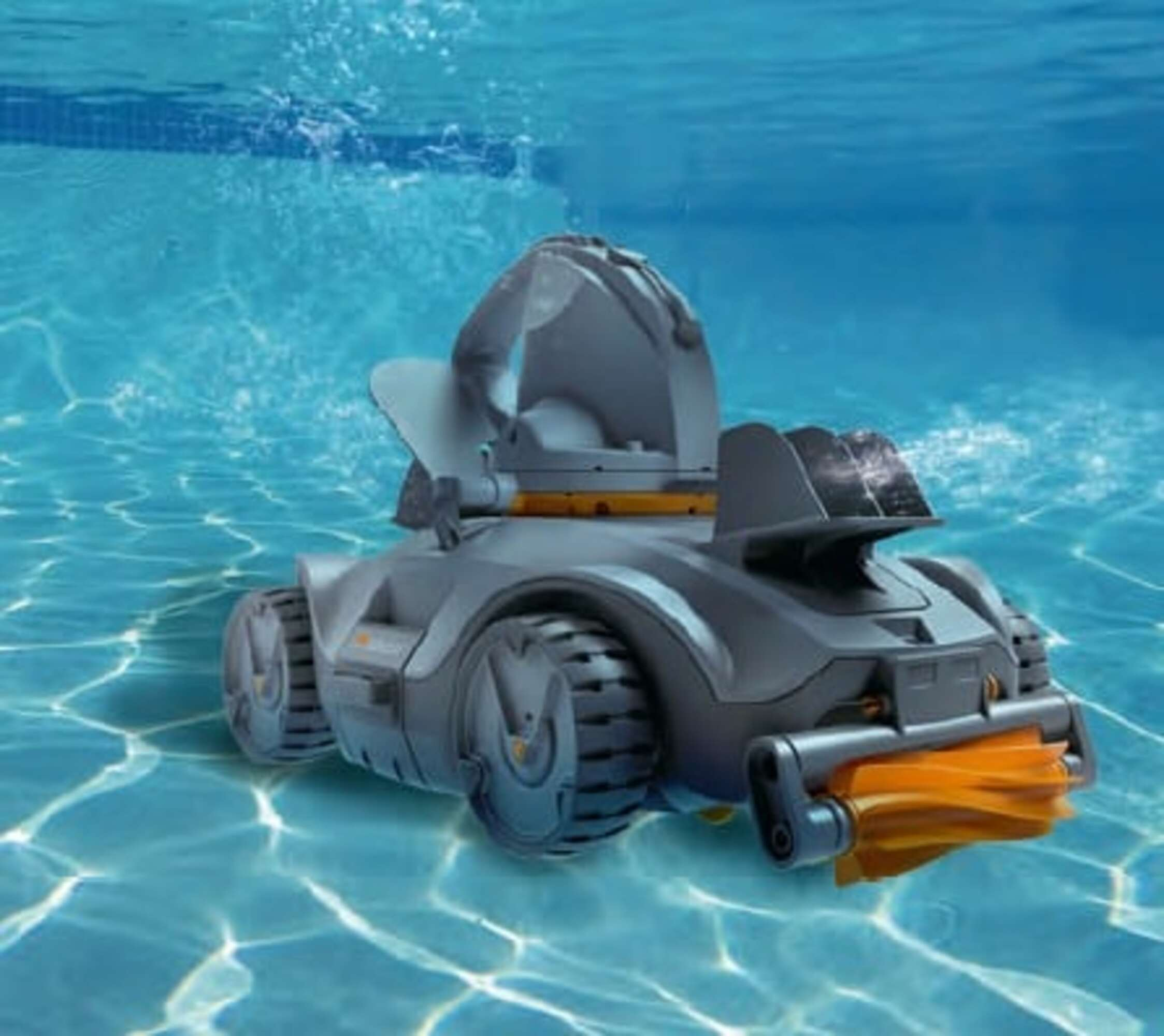 Un robot de piscina gris con cepillos naranjas nada bajo el agua.