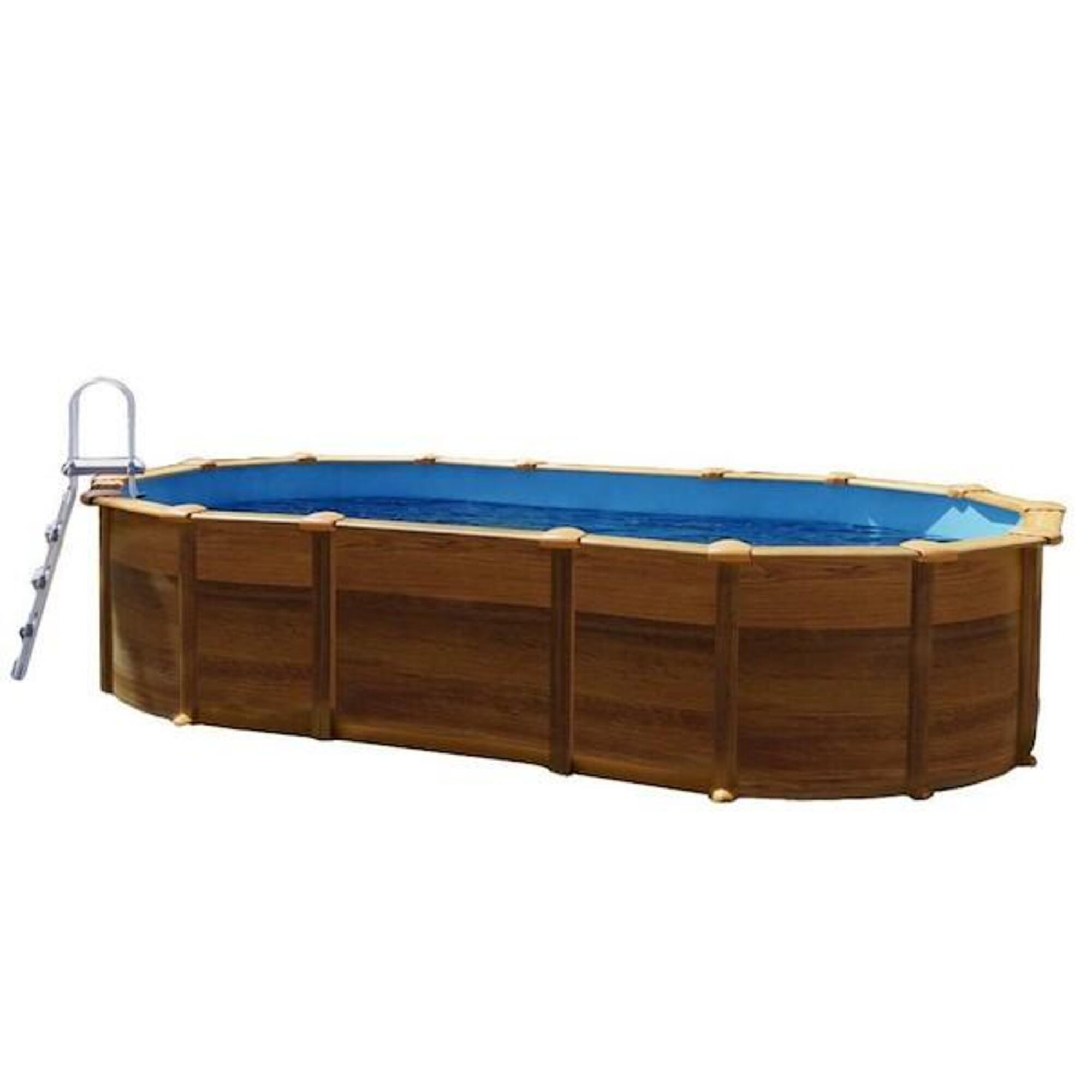 Una piscina ovalada de madera con revestimiento azul y escalera plateada.