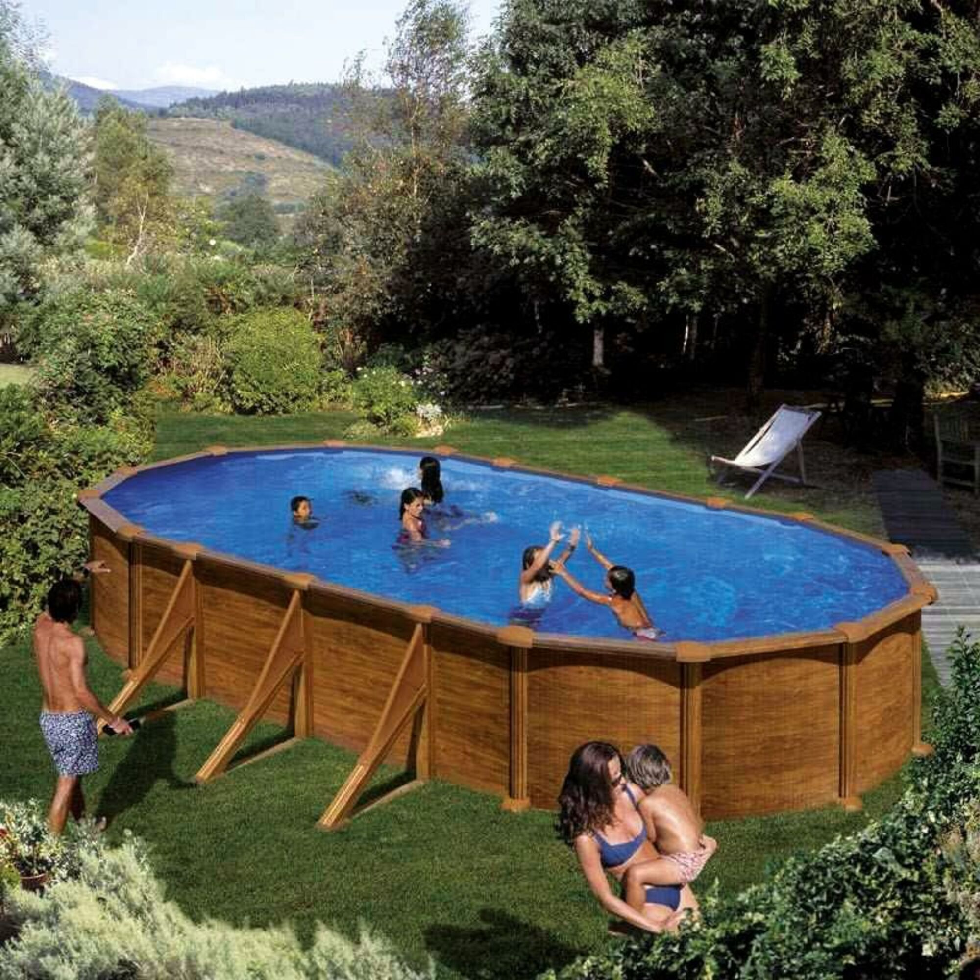 Familia nada en piscina de jardín; hombre cerca. Mujer abraza a niño.