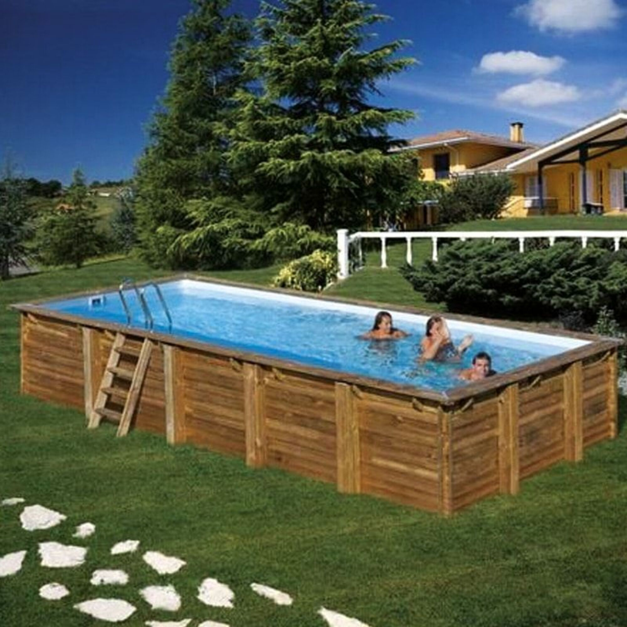 Piscina de madera en jardín con personas, escalera y casas al fondo.