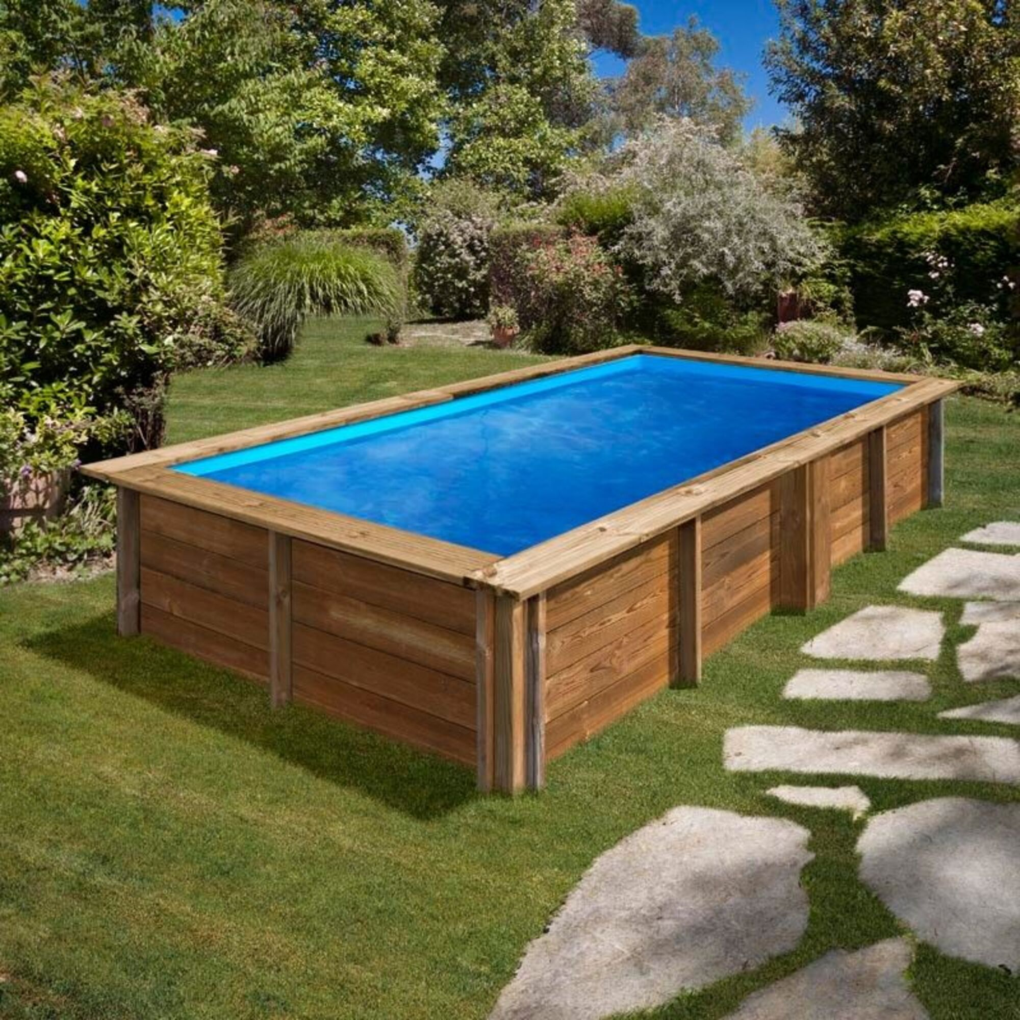 Piscina de marco de madera en un jardín con agua azul y camino de piedra.