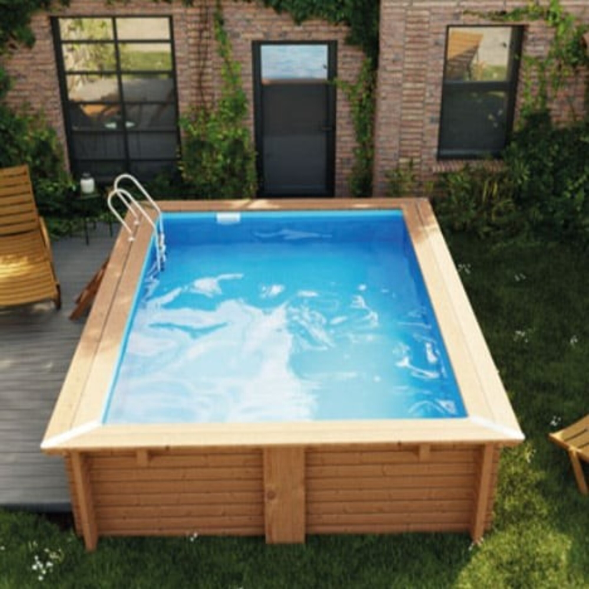 Una piscina de madera con agua azul y una escalera en el jardín.