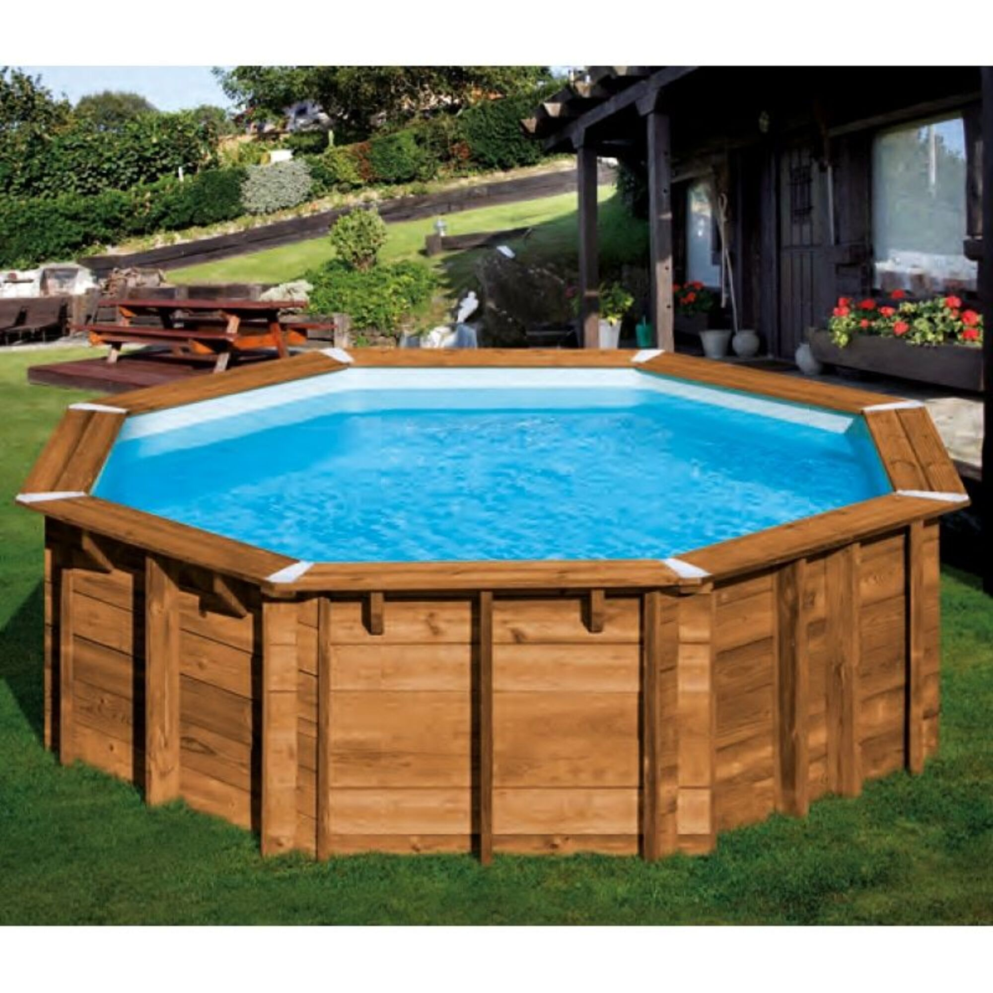 Una piscina de madera con agua azul se asienta sobre un césped verde.