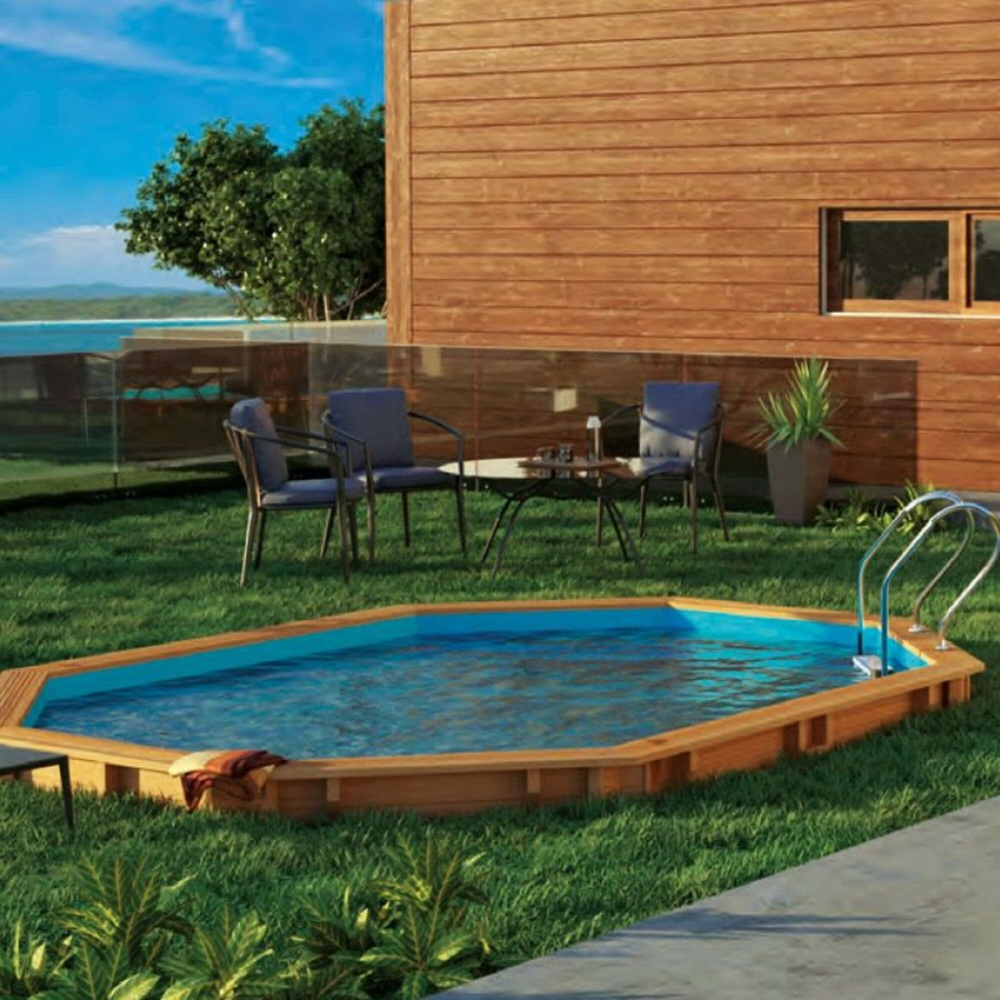 Una piscina octogonal con cubierta de madera, con asientos en el césped.