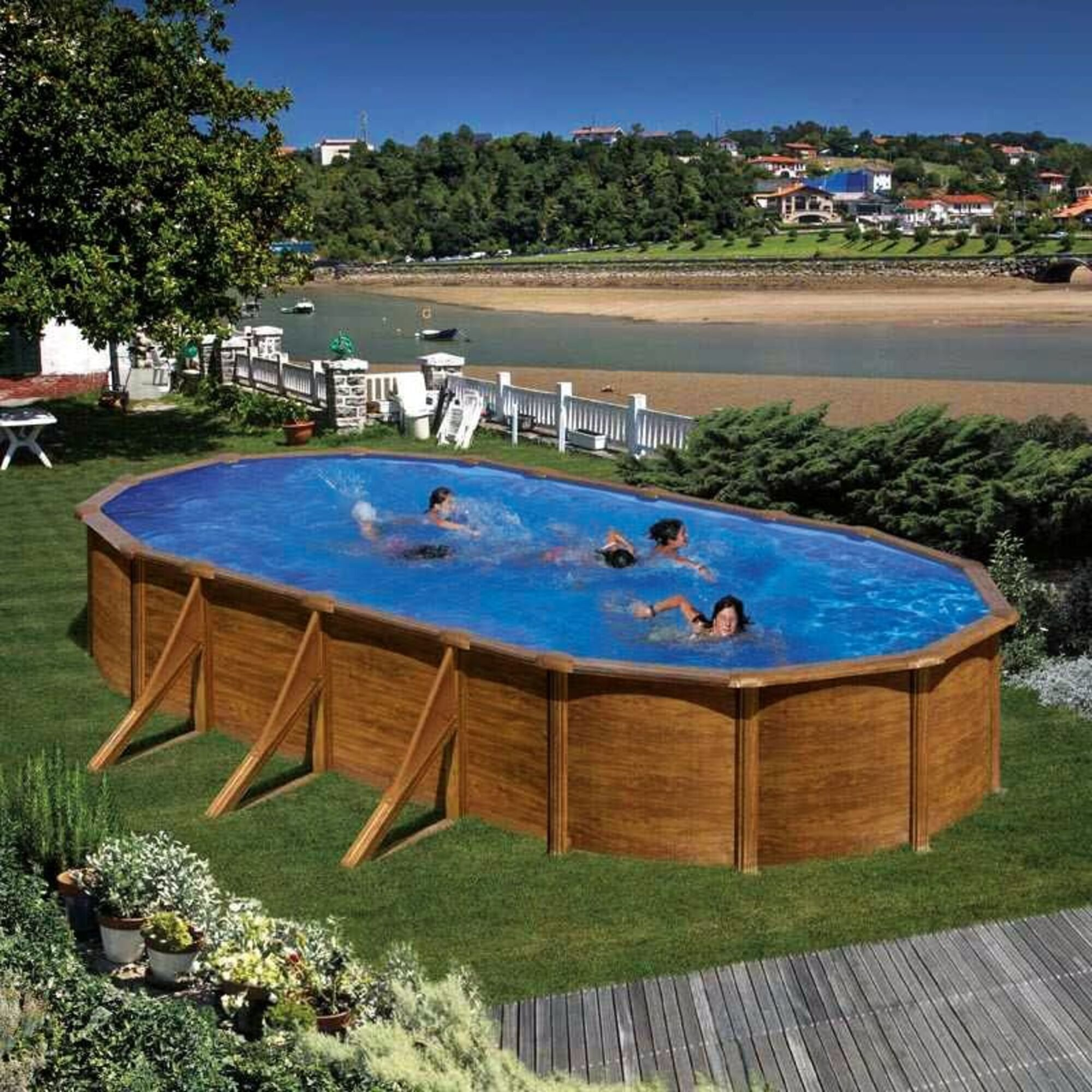 Una piscina ovalada de madera con superficie de agua azul, en la que nadan cuatro personas.