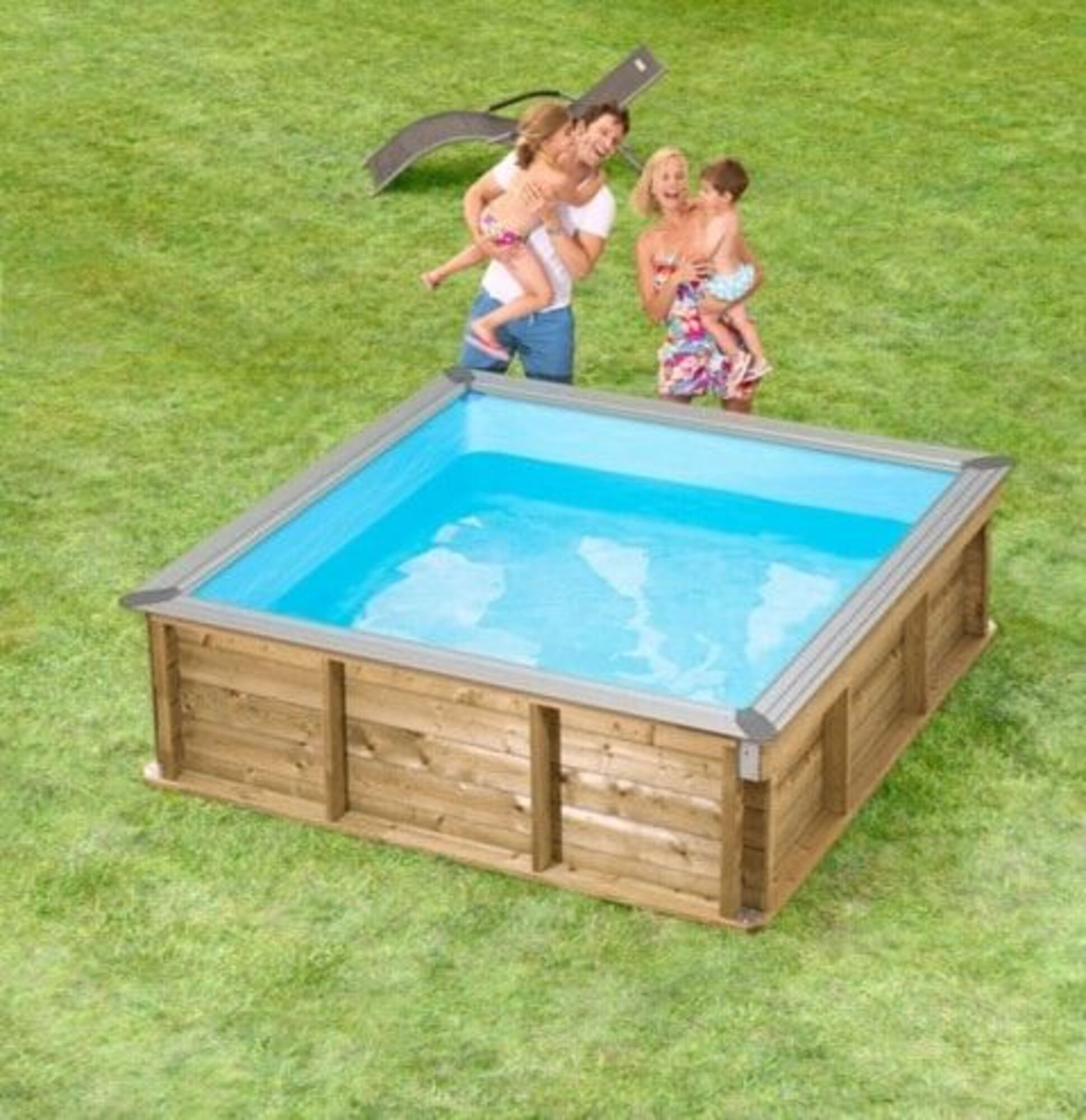 Piscina de madera con agua azul, familia con niños en el jardín.