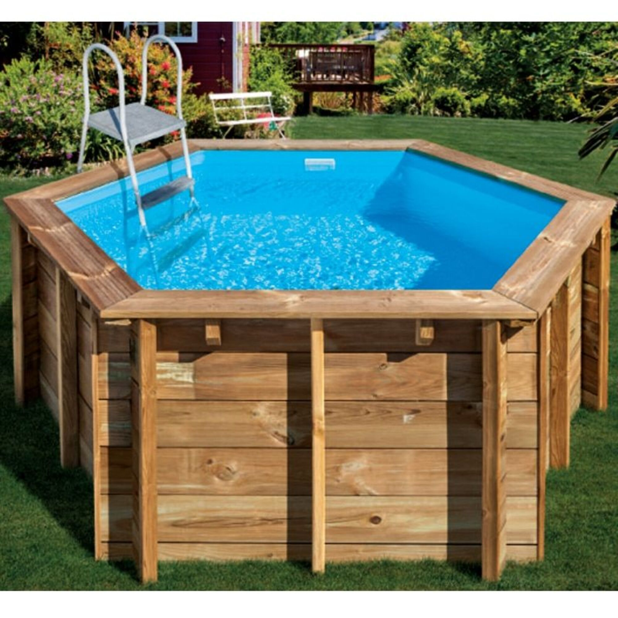 Piscina hexagonal de madera con agua azul y escalera metálica en césped.