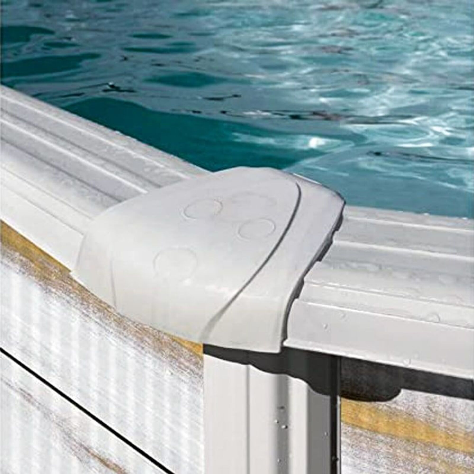 Un borde de piscina blanco con una sección de agua azul.