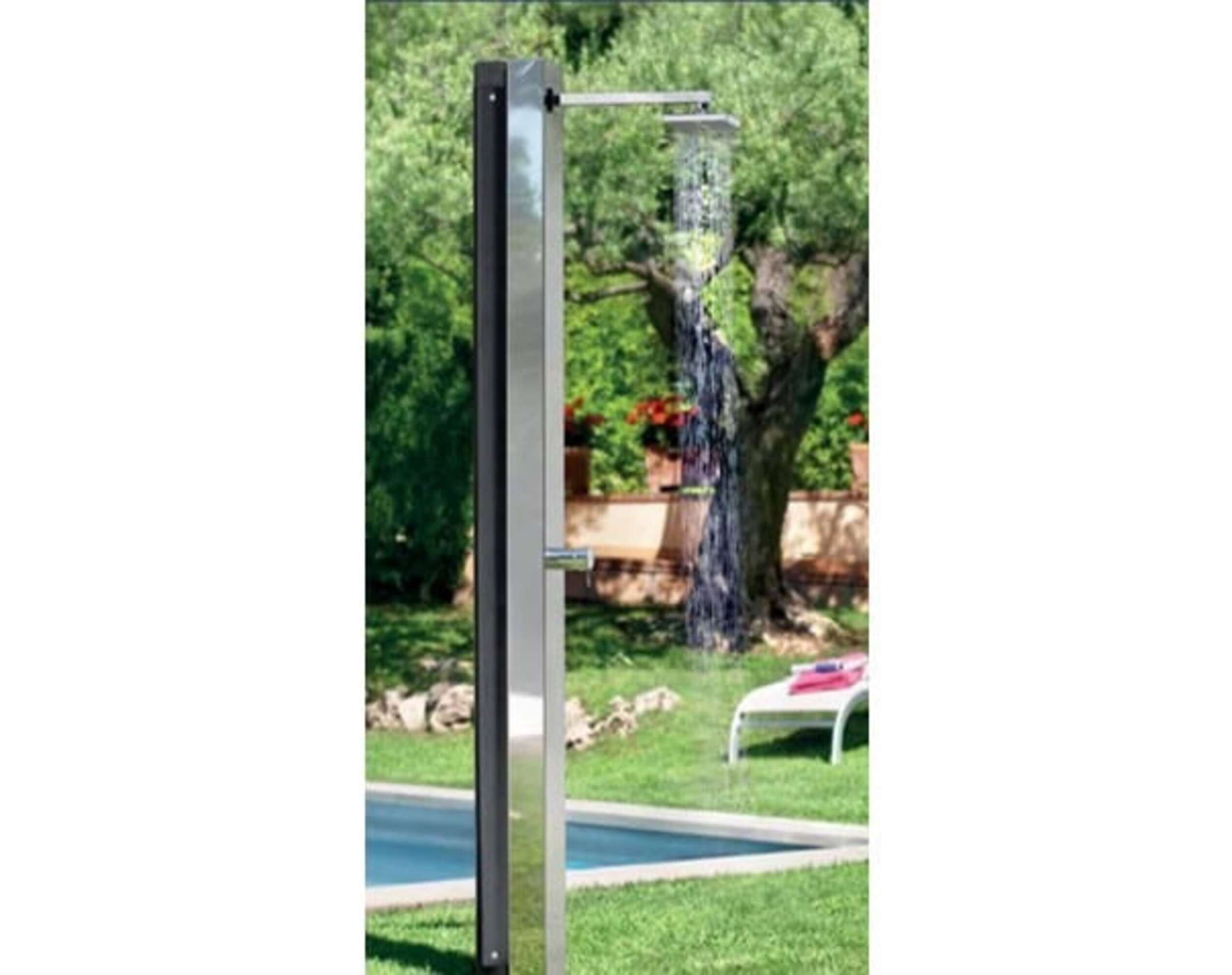 Una ducha moderna al aire libre con piscina y tumbona al fondo.