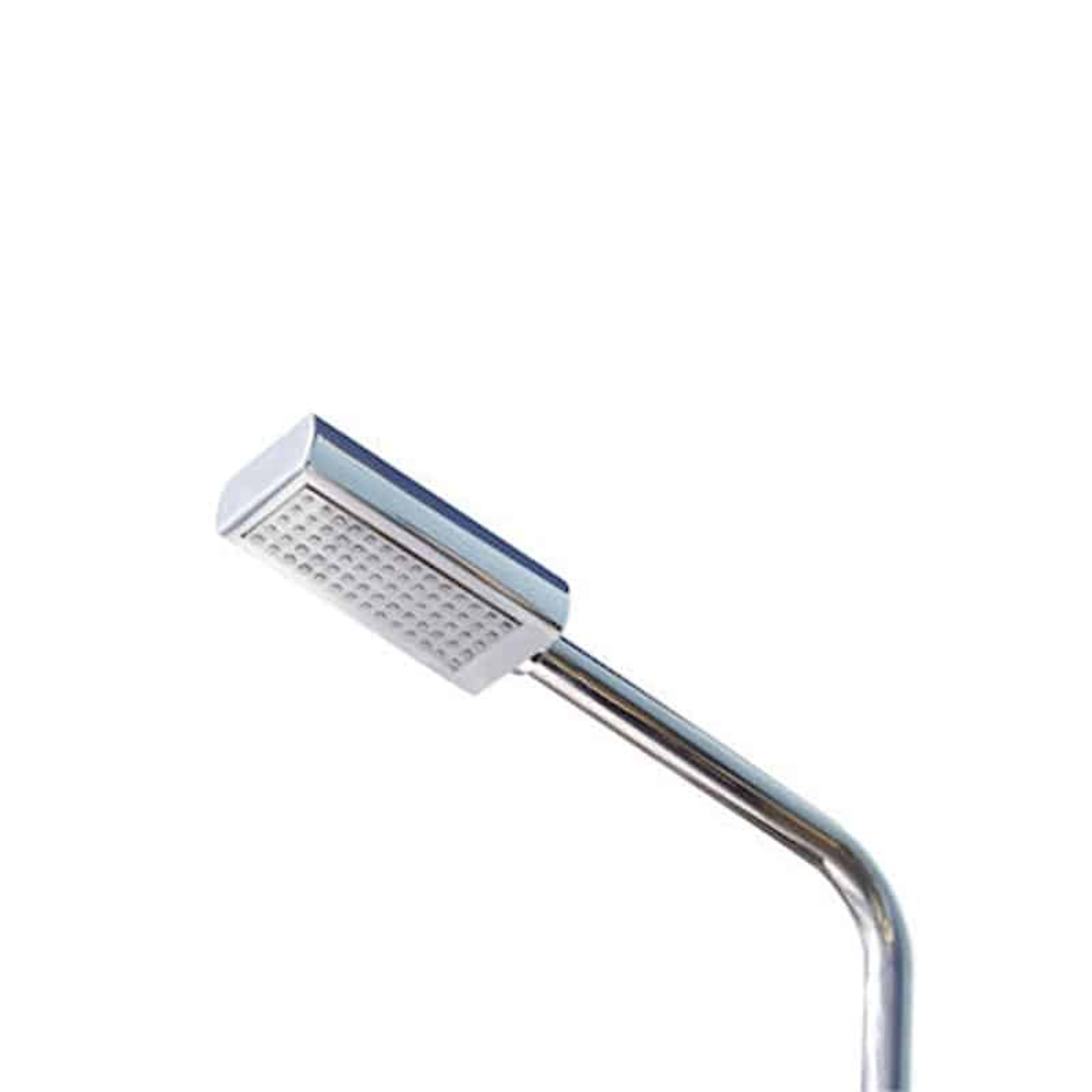Un cabezal de ducha rectangular de metal con brazo cromado curvo, aislado en blanco.
