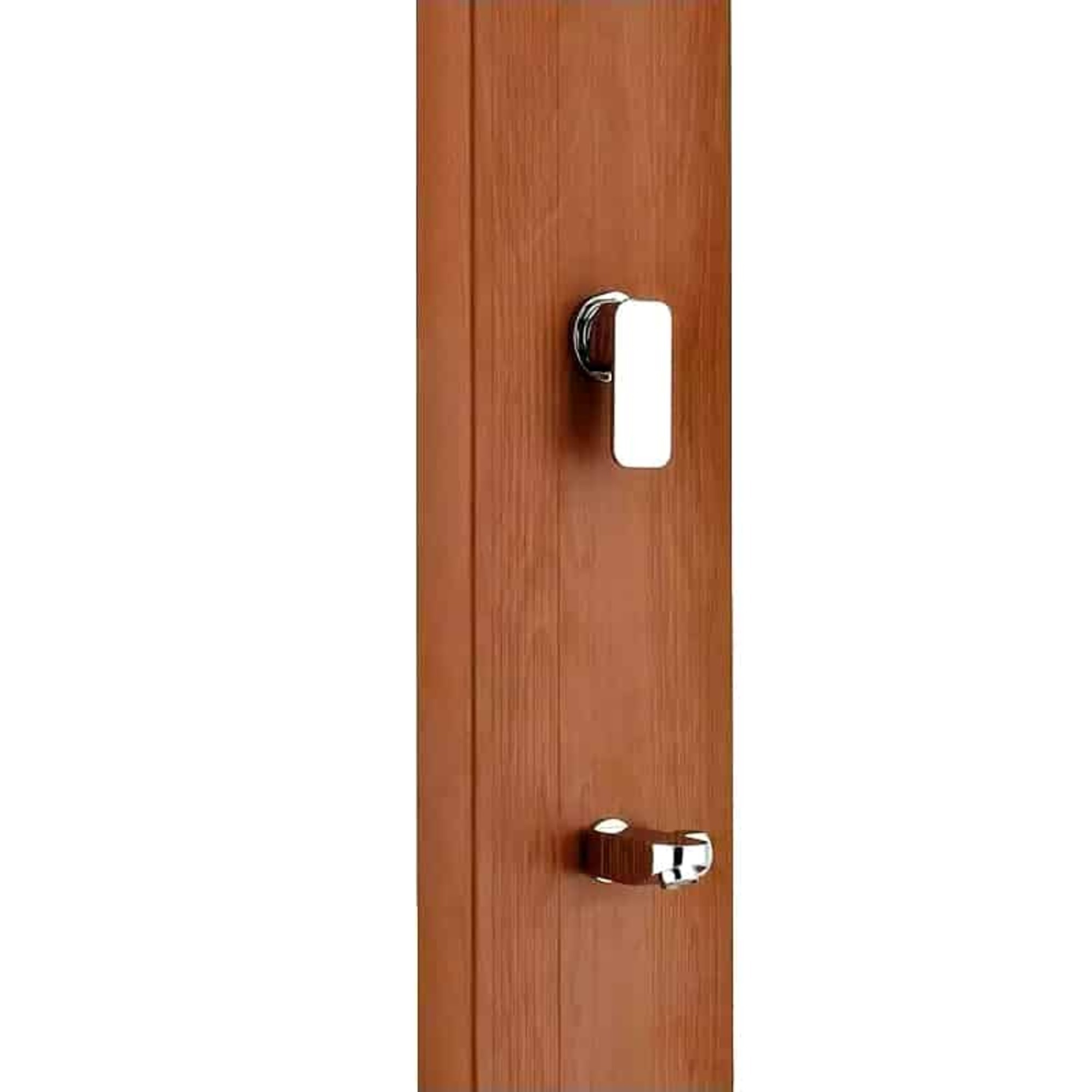 Un armario de madera con dos tiradores plateados, uno arriba y otro abajo.
