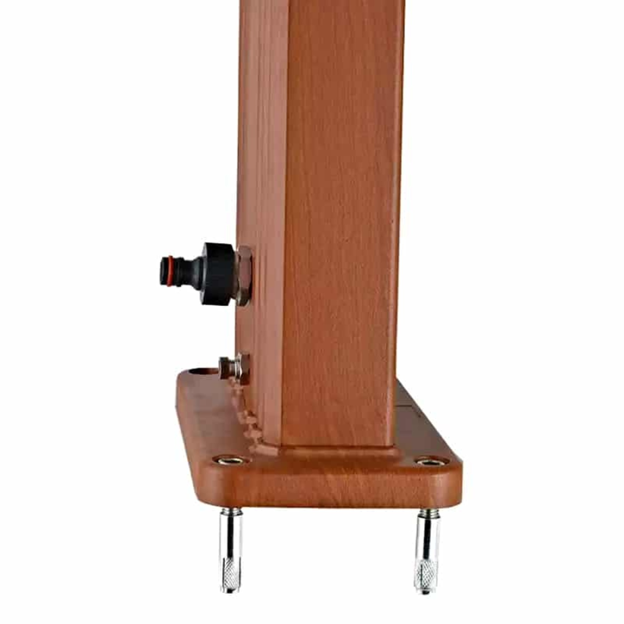 Un poste de madera marrón con conector de grifo y pies metálicos.