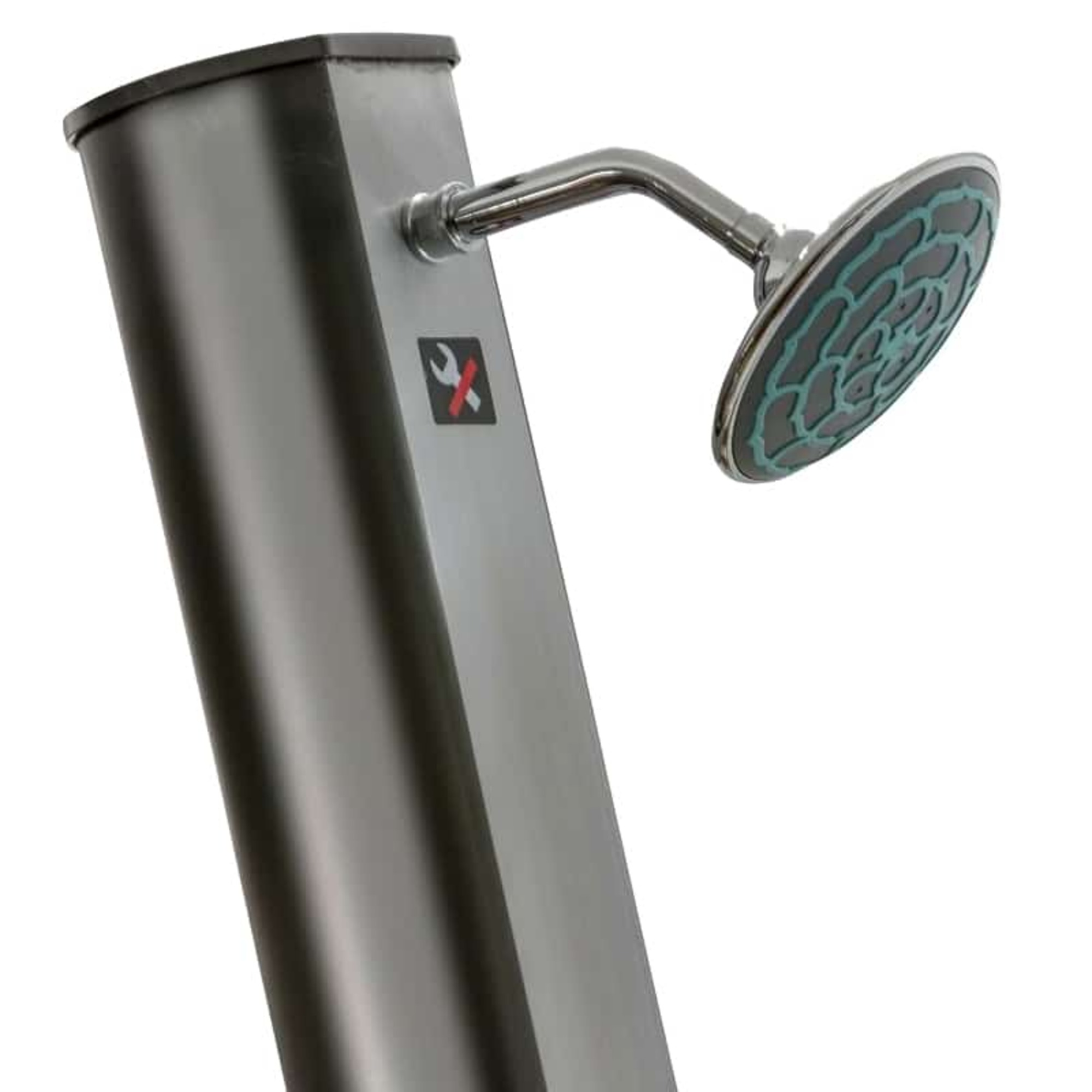 Un cabezal de ducha moderno de metal con un patrón circular en el cabezal.