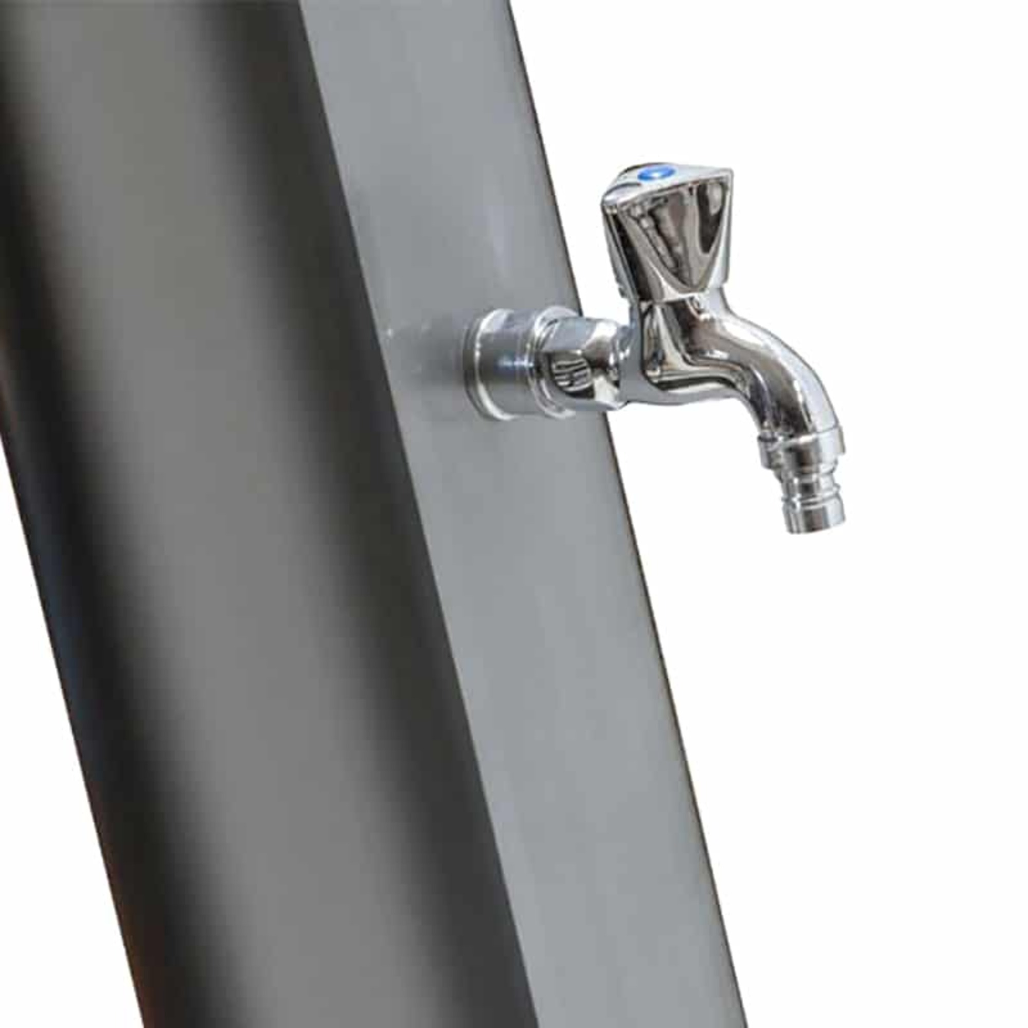 Grifo cromado en un pedestal gris, aislado sobre blanco.