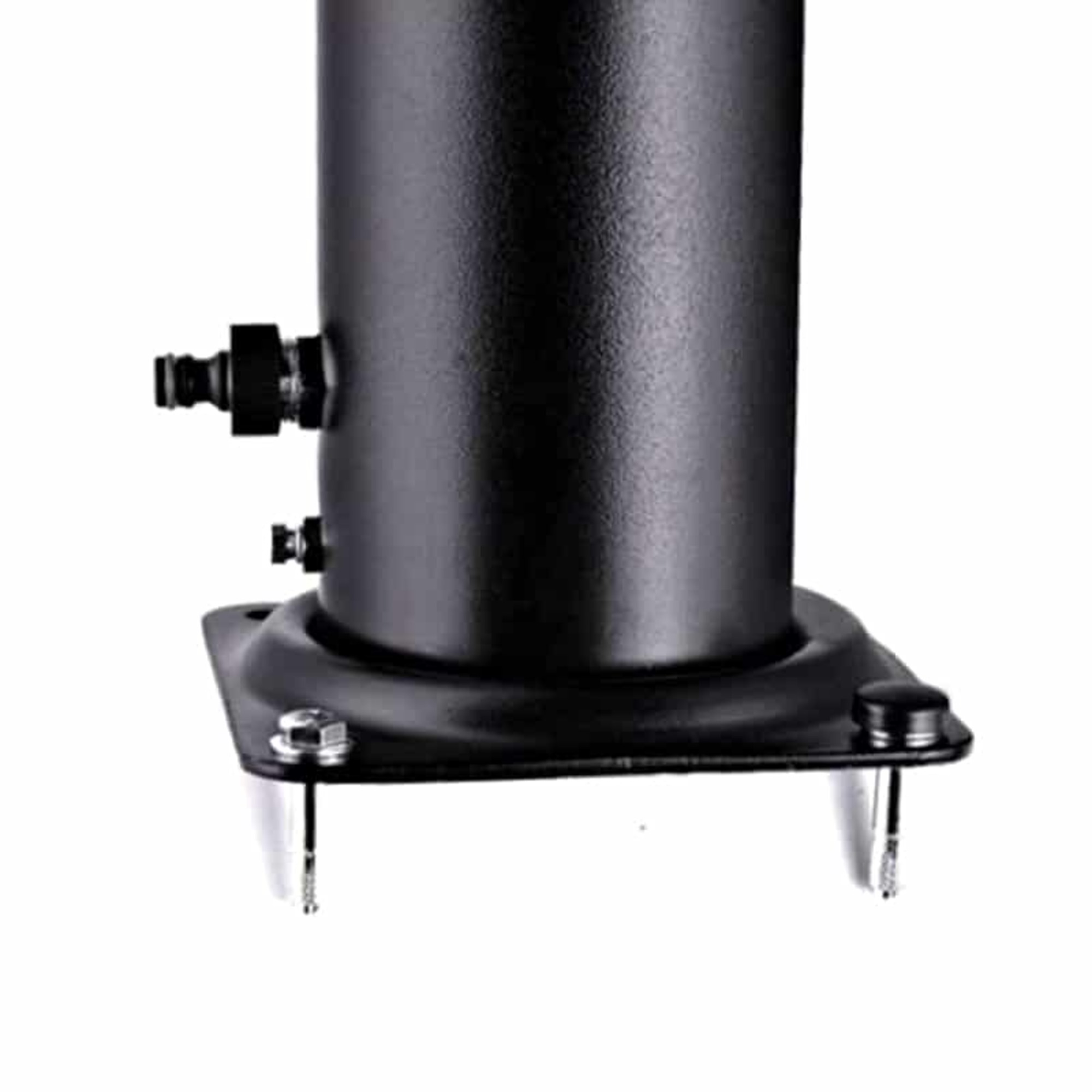 Primer plano de un poste metálico negro con accesorios y tornillos.