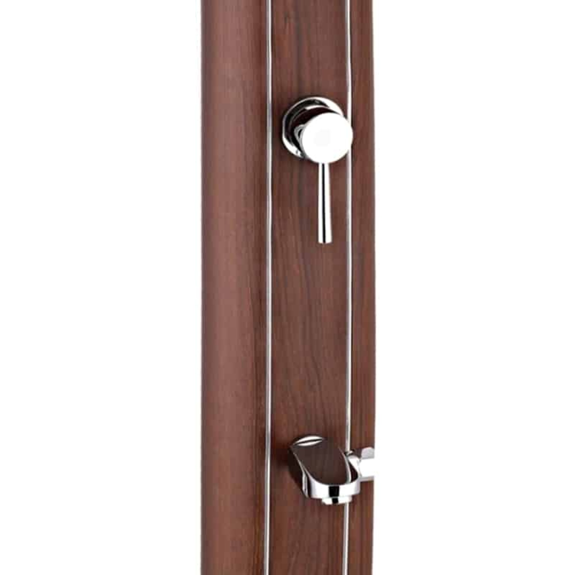 Columna de ducha de madera con accesorios cromados, un pomo superior y un grifo inferior.