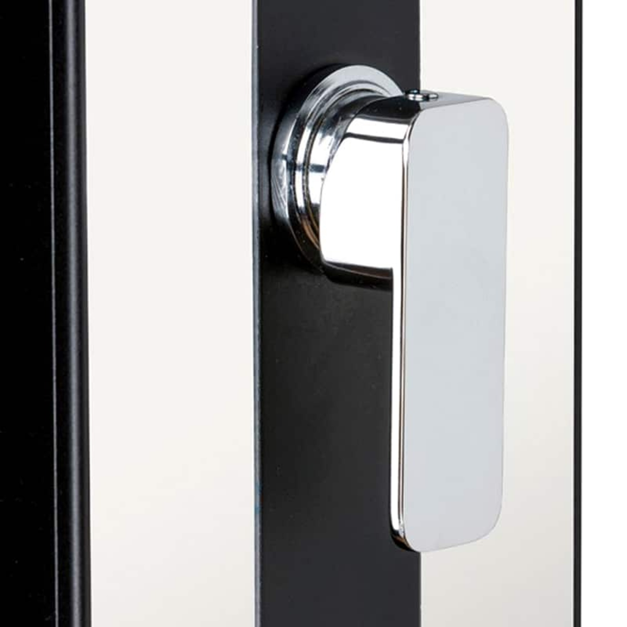 Un tirador plateado en un poste vertical negro, vista de cerca.